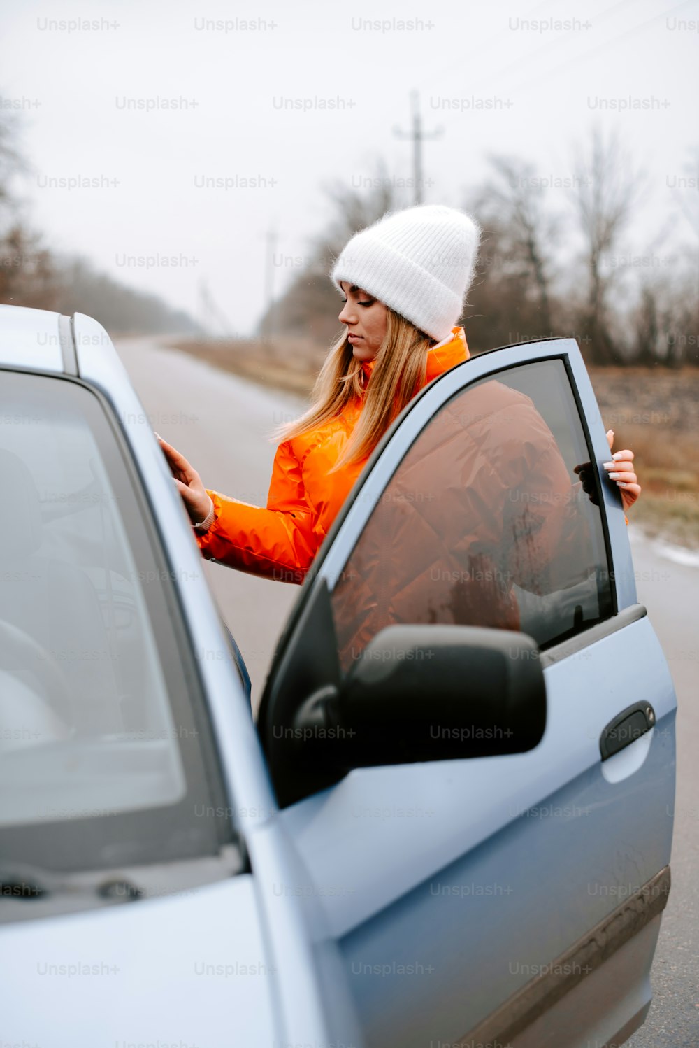Une femme penchée par la fenêtre d’une voiture