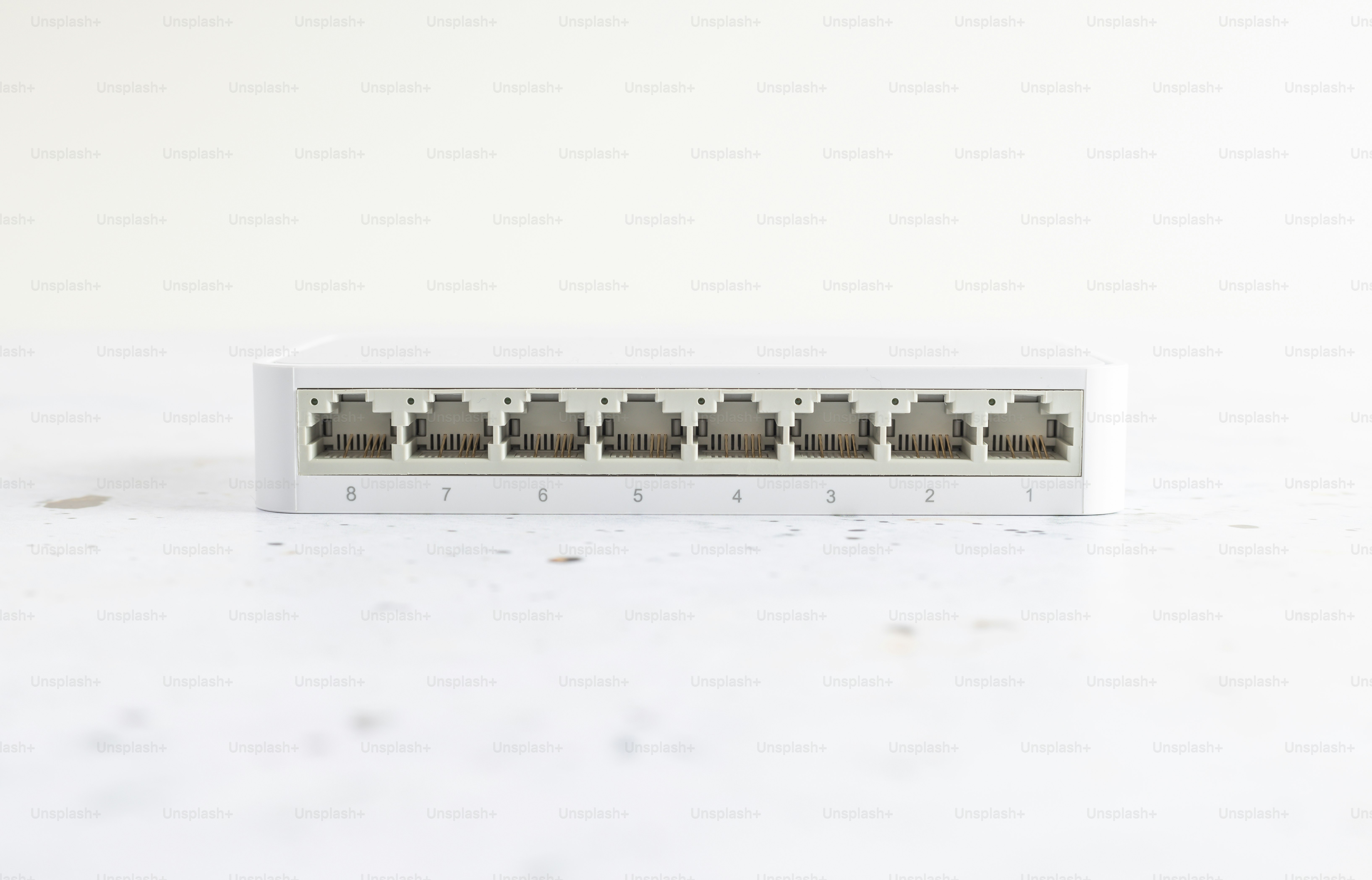 Un primer plano de un router sobre una superficie blanca