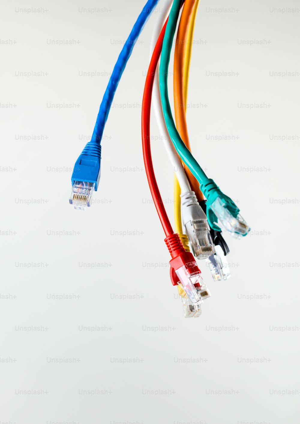 um monte de fios que estão conectados uns aos outros