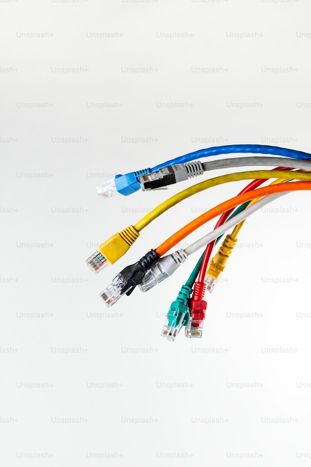 Un primer plano de un montón de cables de diferentes colores
