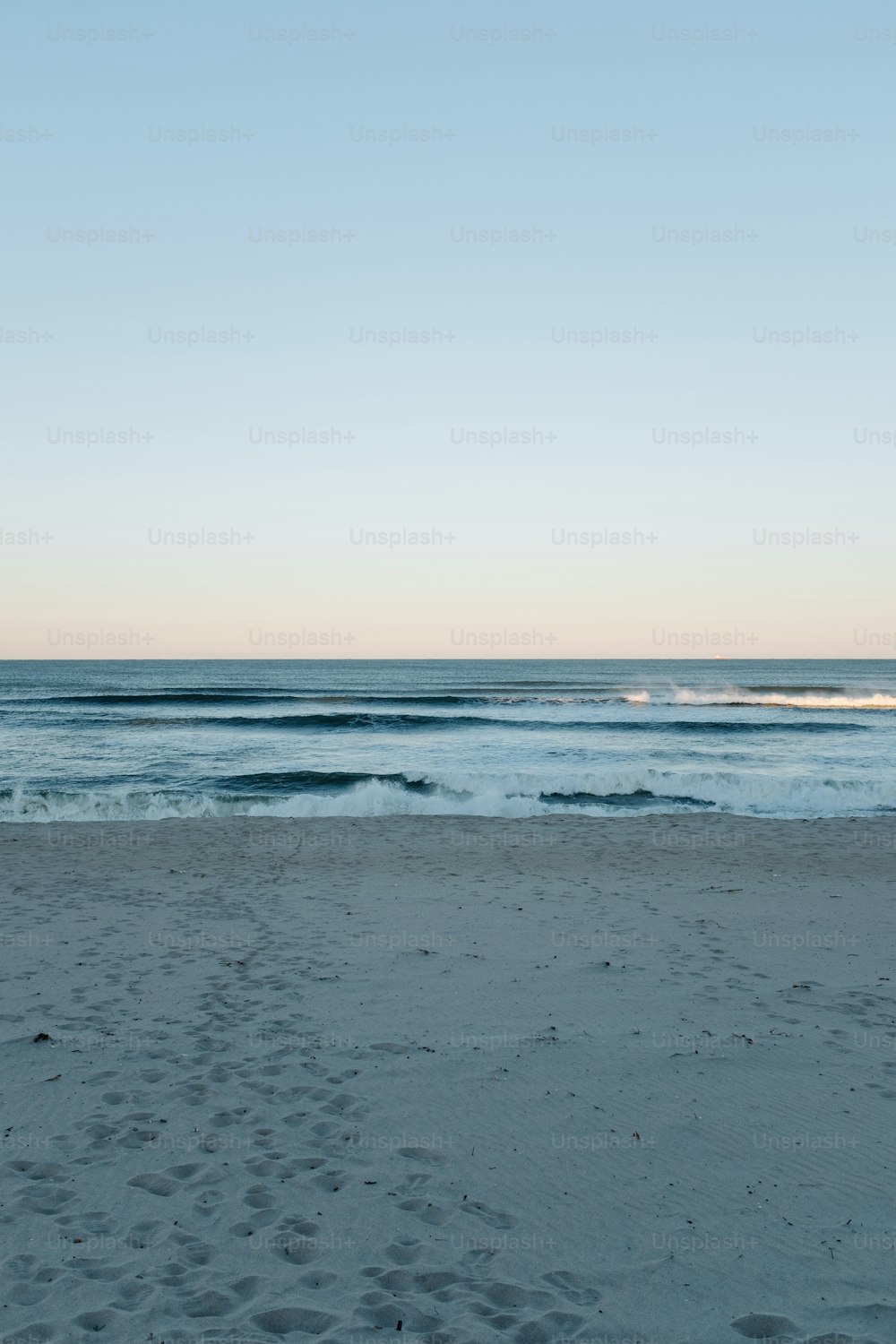 Una vista del océano desde una playa de arena