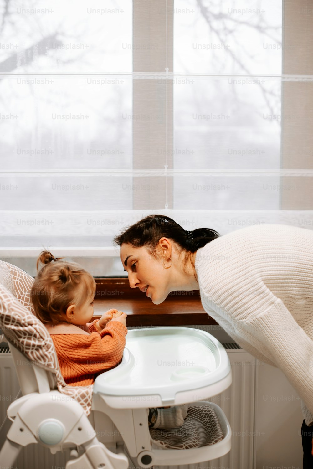 uma mulher e uma criança em uma banheira
