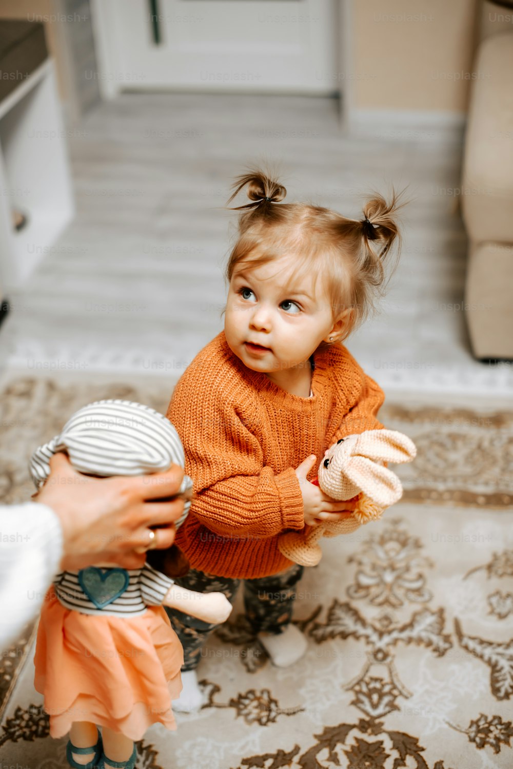 Una bambina che tiene una bambola tra le mani