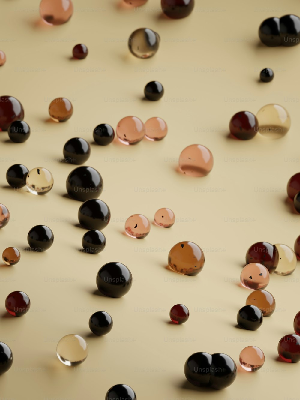 Un grupo de bolas negras y marrones sobre una mesa