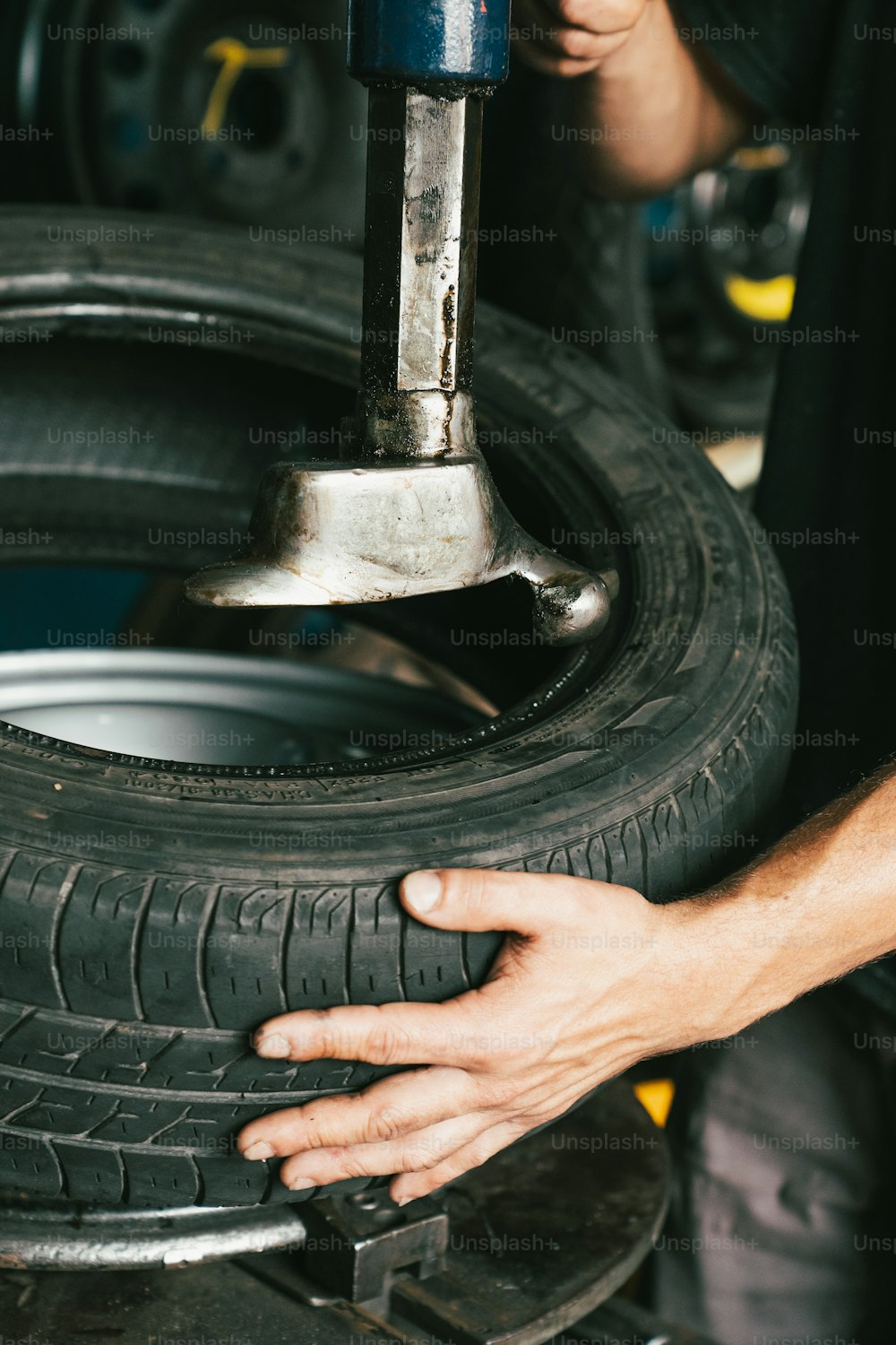 Un homme travaillant sur un pneu dans un garage