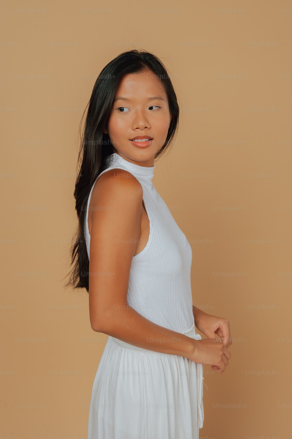 Una donna in un vestito bianco in posa per una foto