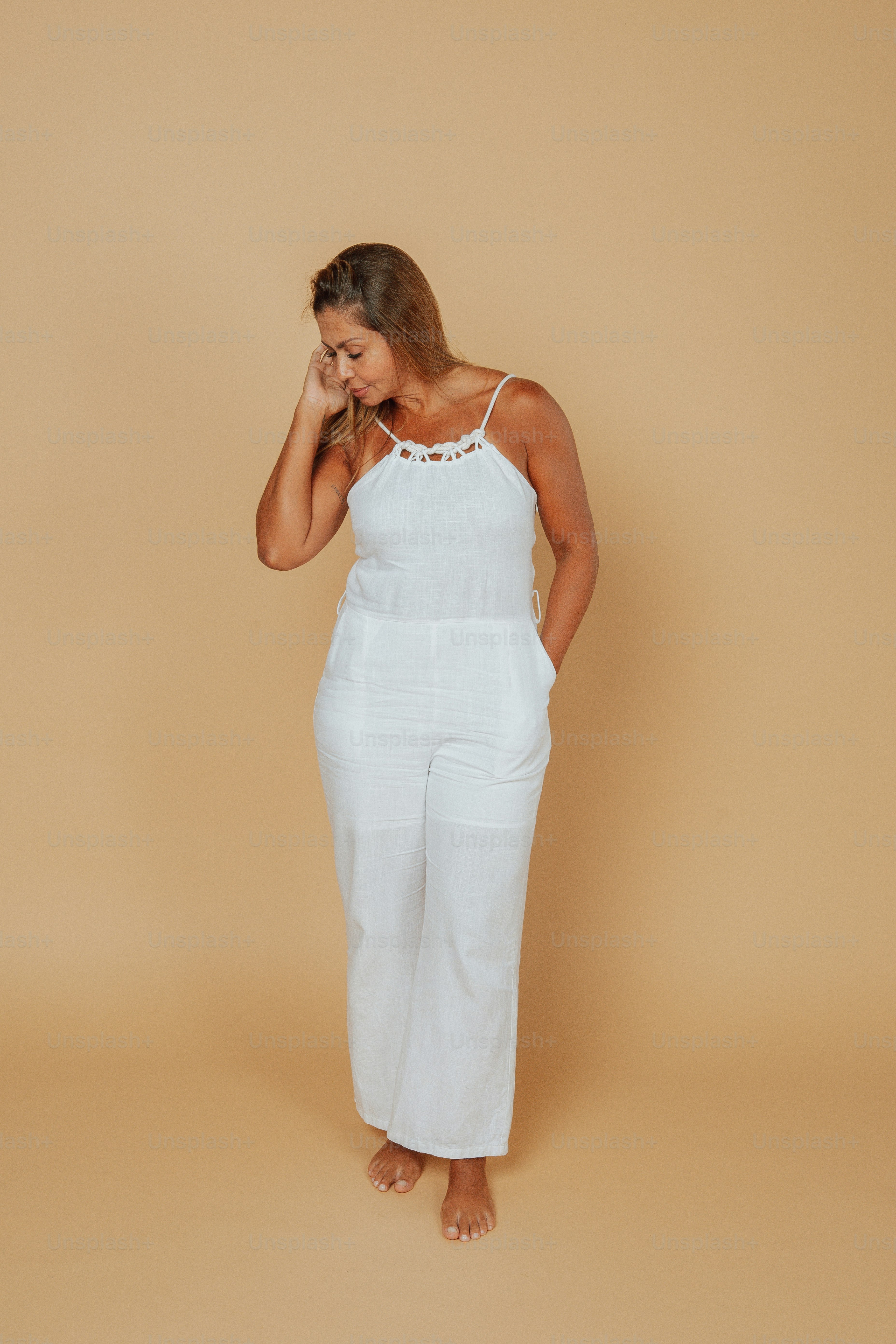 Eine Frau im weißen Overall posiert für die Kamera