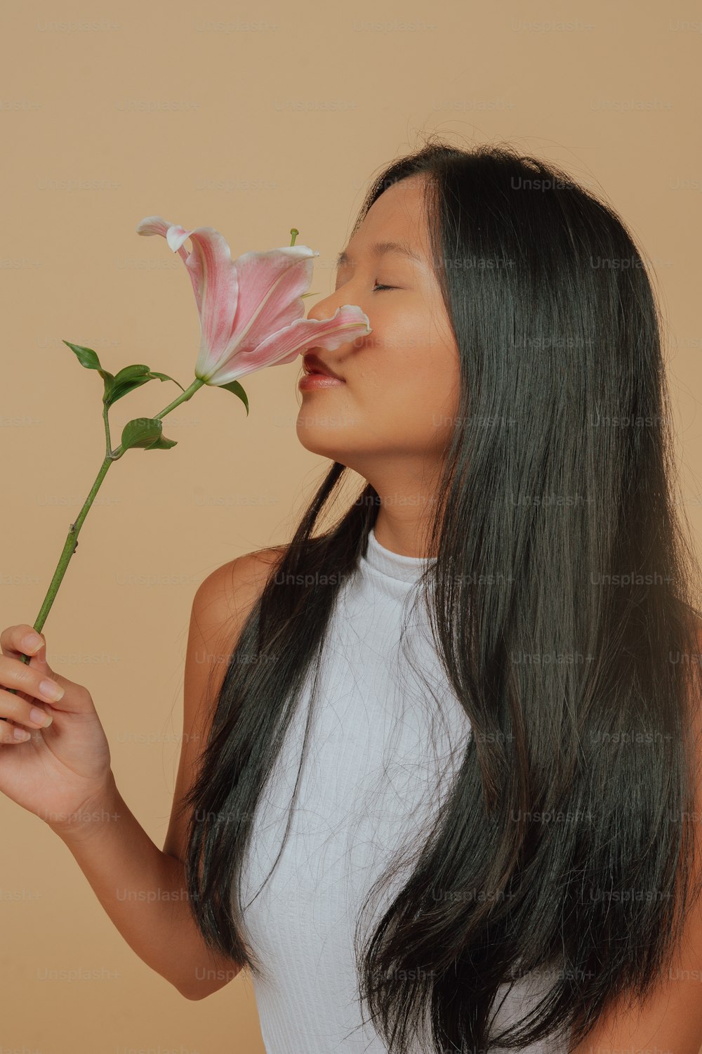 uma mulher segurando uma flor em sua boca