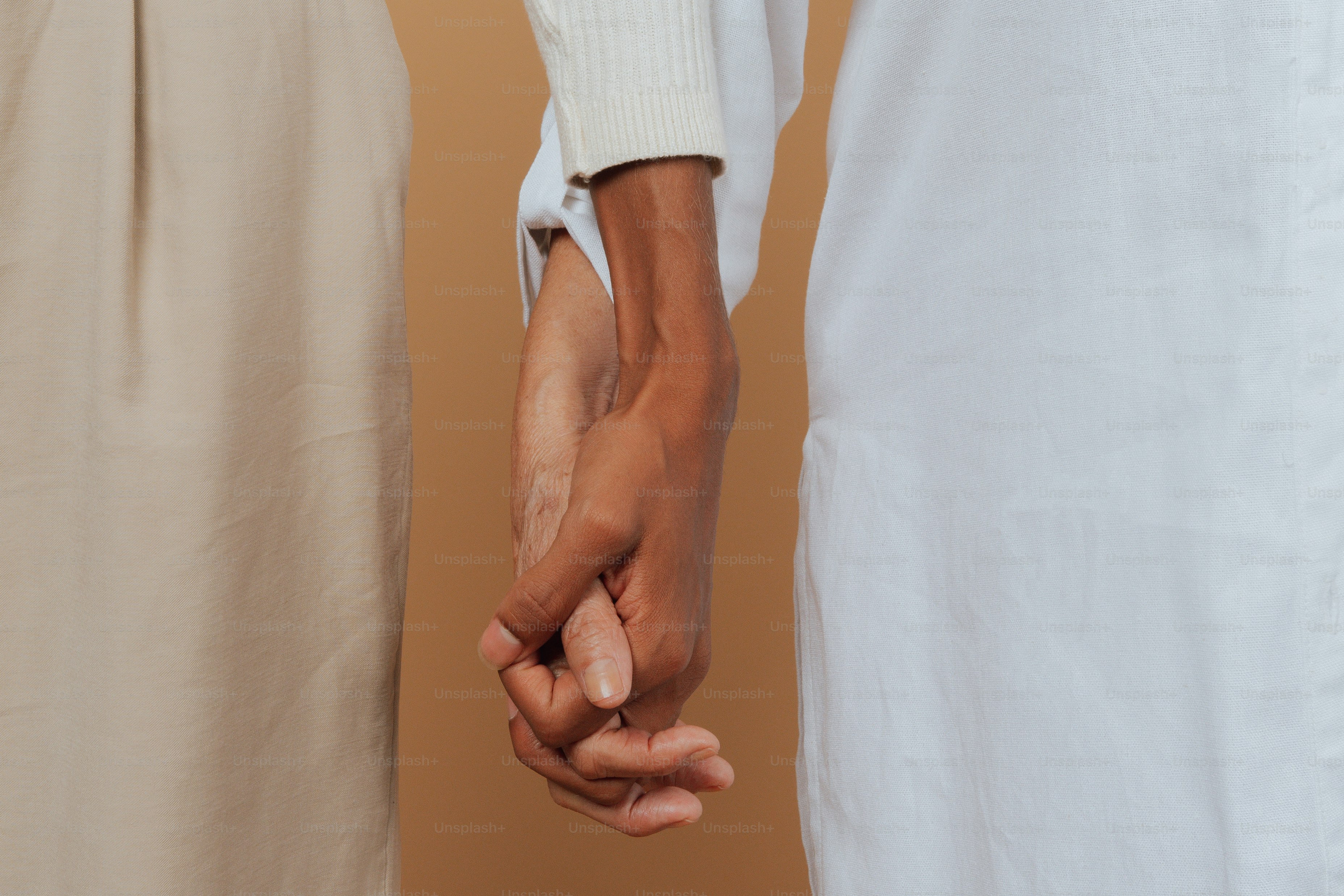 Un primo piano di due persone che si tengono per mano