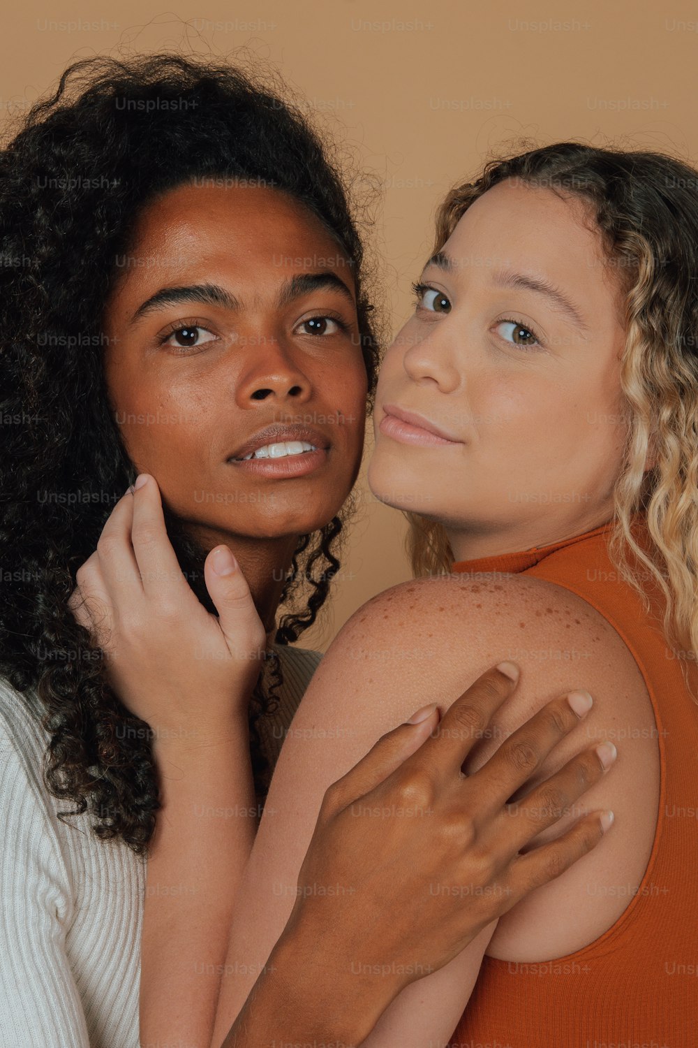 Zwei Frauen umarmen sich und posieren für ein Foto