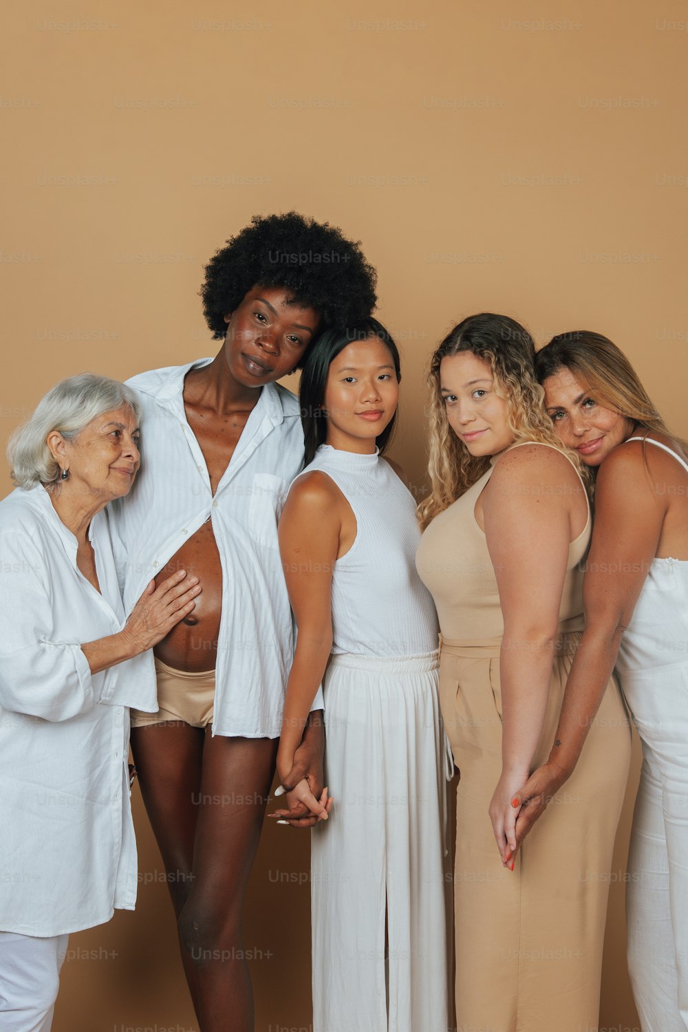 Un gruppo di donne in piedi l'una accanto all'altra