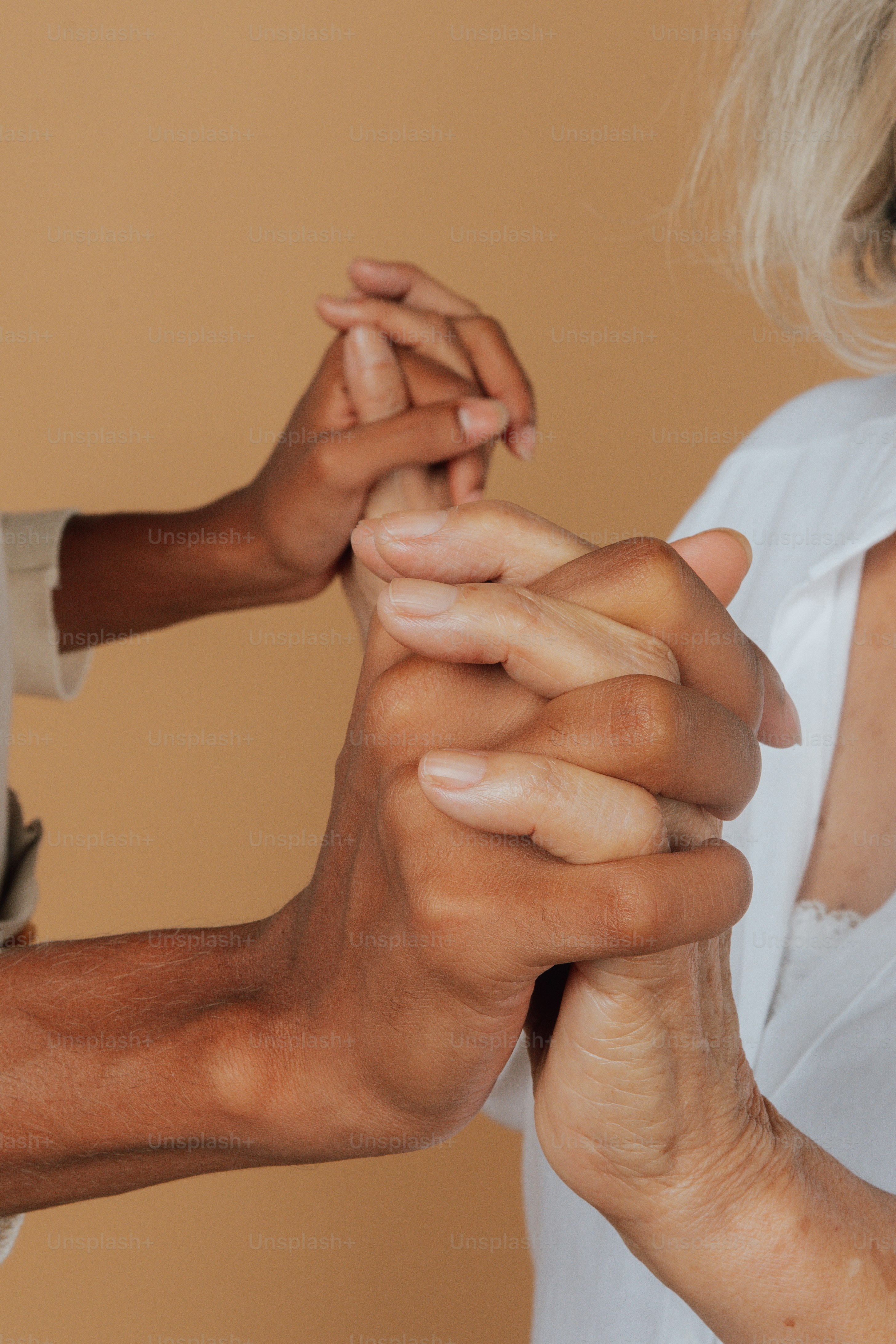 Un par de personas que están tomadas de la mano