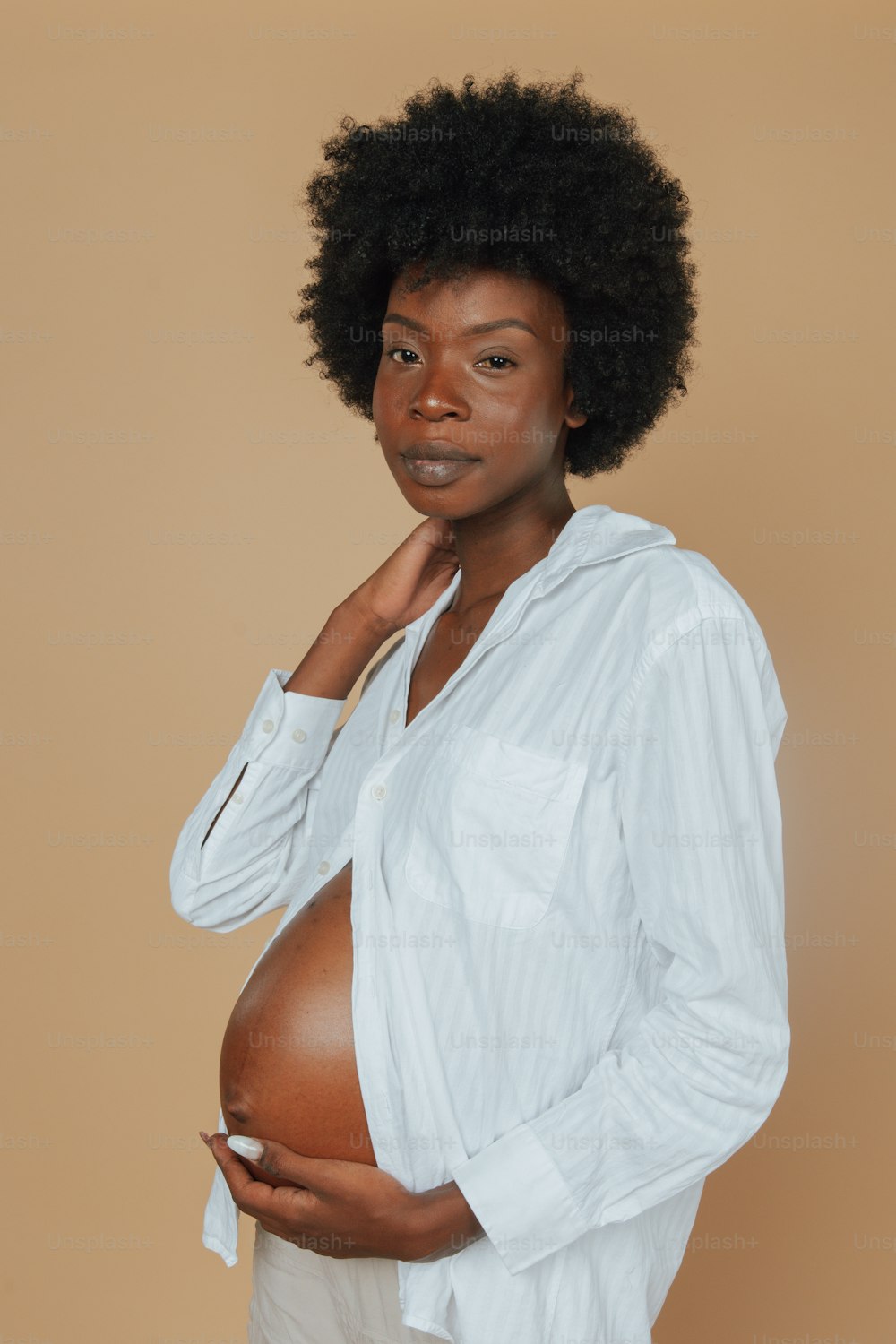 Eine schwangere Frau posiert für ein Foto