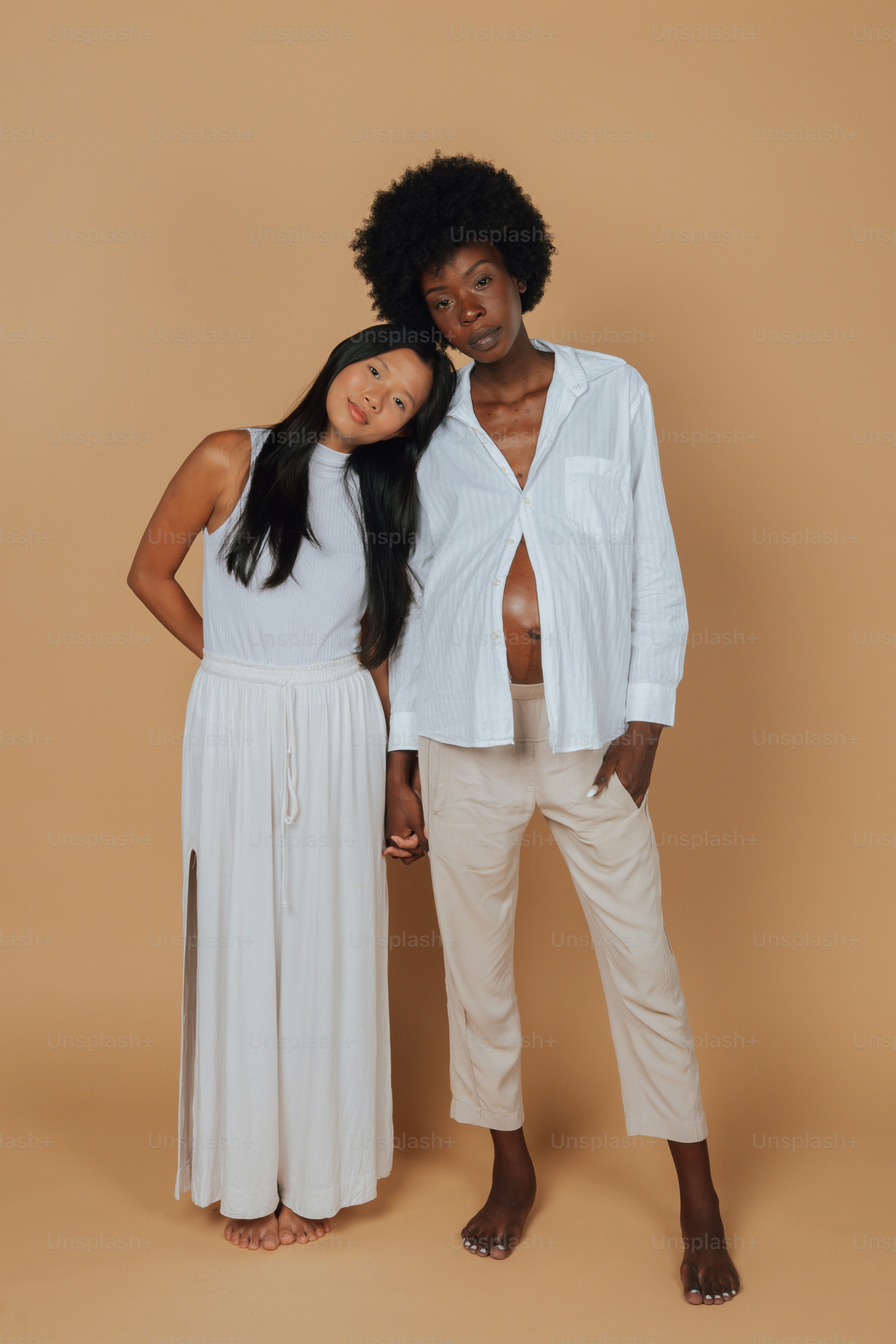 Un par de personas de pie una al lado de la otra