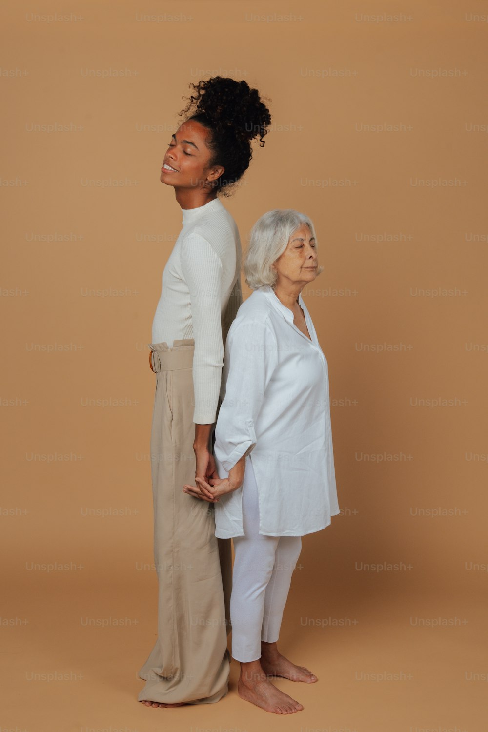 duas mulheres mais velhas de pé uma ao lado da outra
