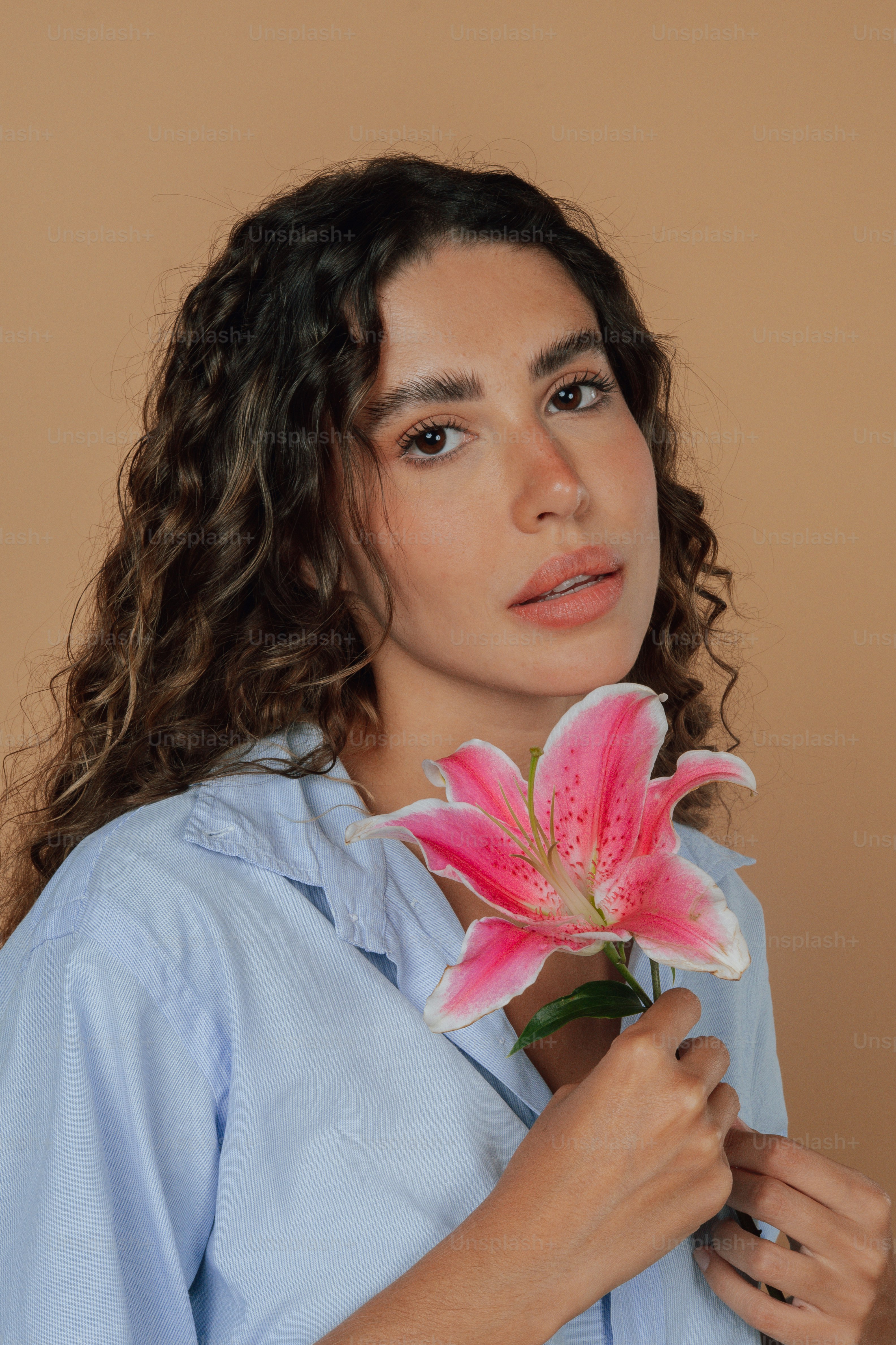 ピンクの花を手に持つ女性