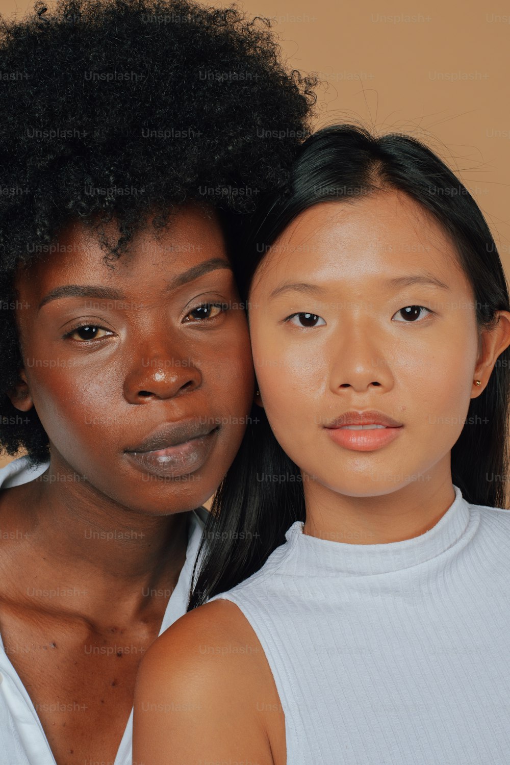 Deux femmes posent ensemble pour une photo