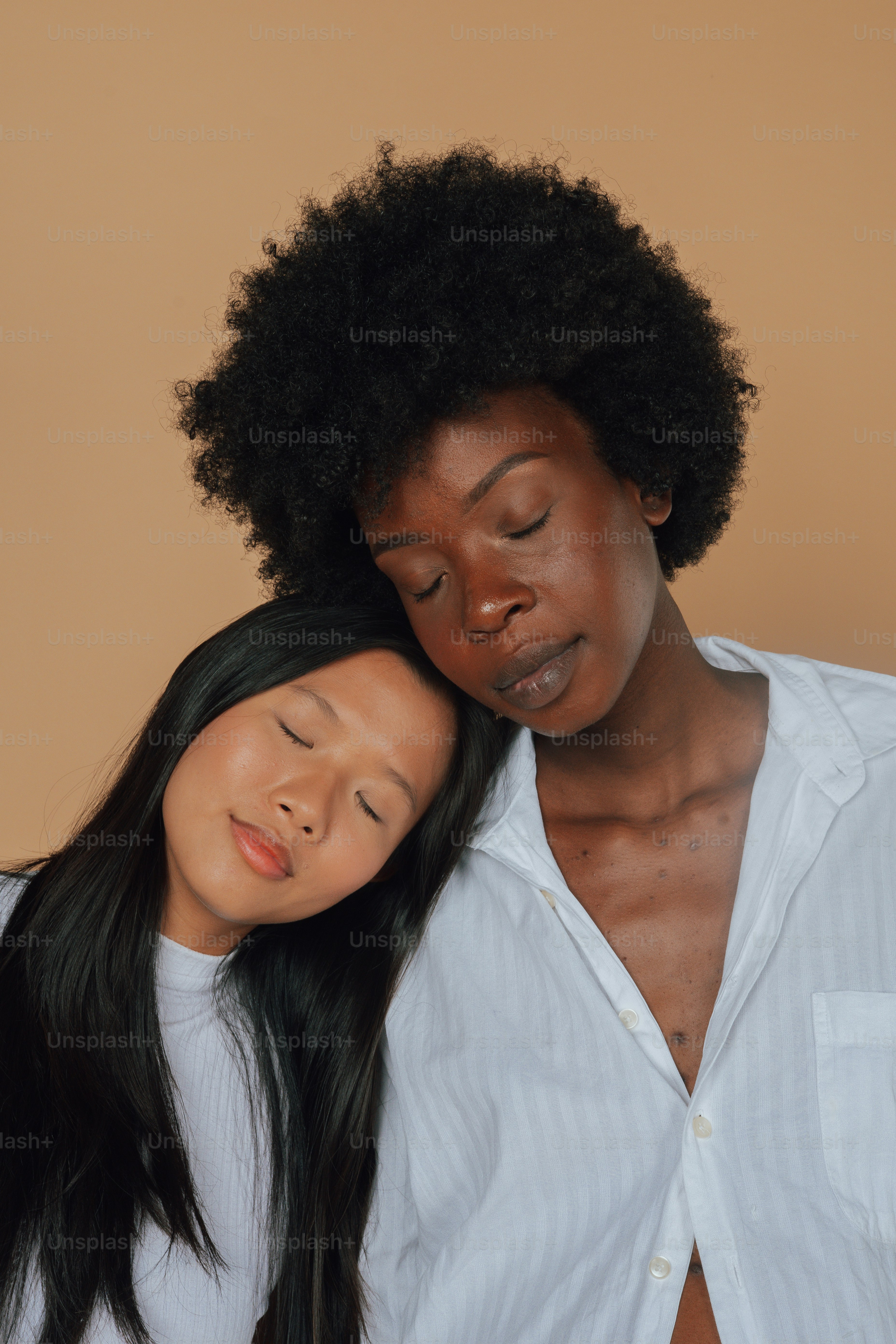 Eine Frau und ein junges Mädchen posieren für ein Foto