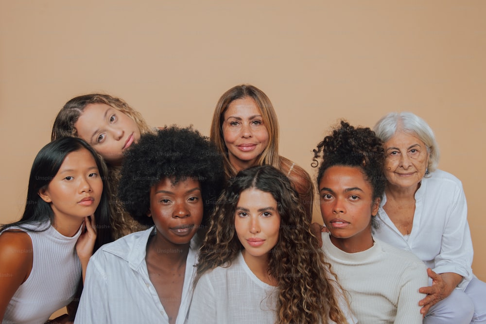 eine Gruppe von Frauen, die nebeneinander stehen