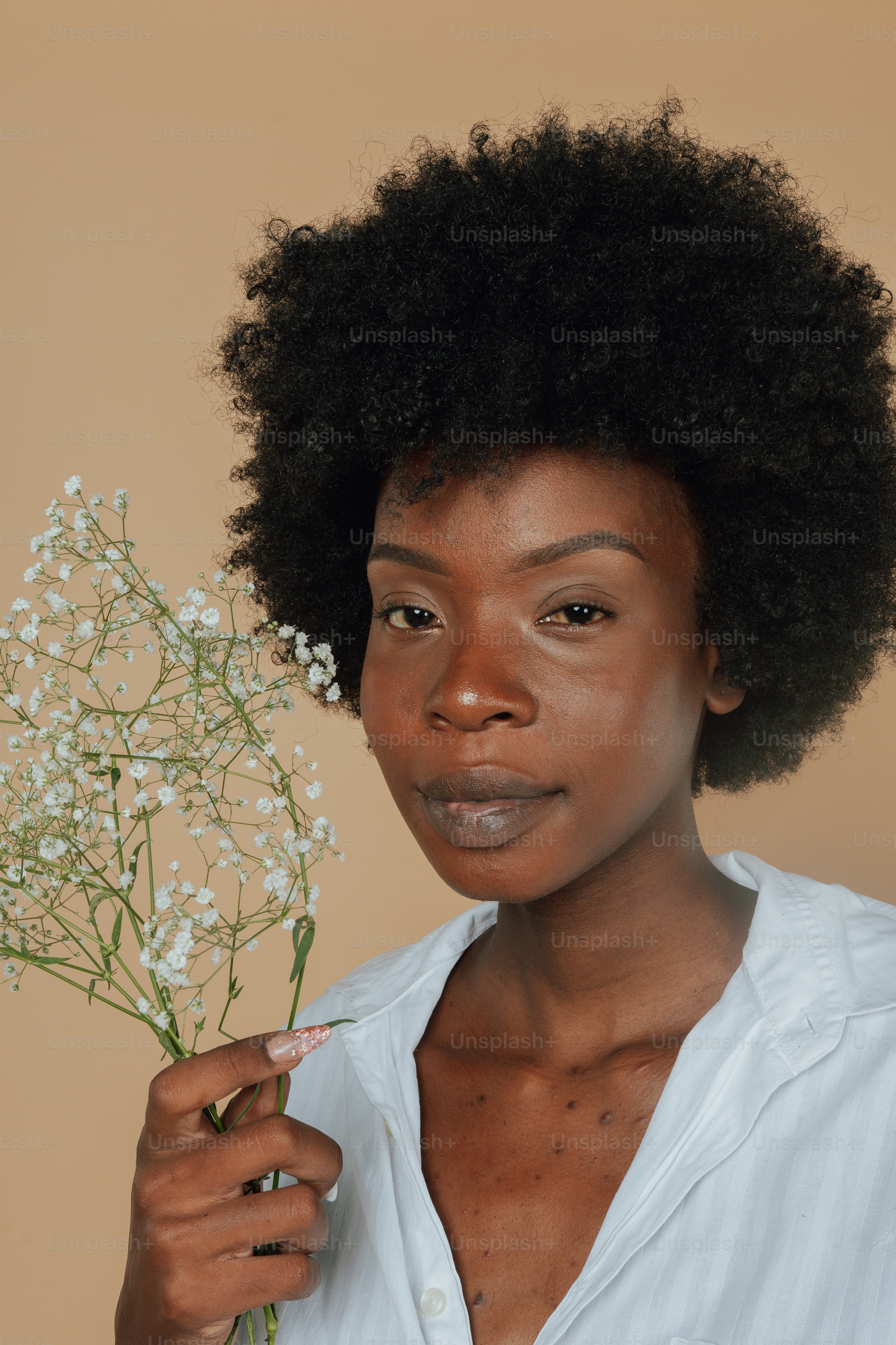 A woman holding a bunch of flowers in her hand photo – Woman Image on ...
