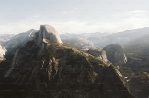 높은 관점에서 바라본 산맥의 모습