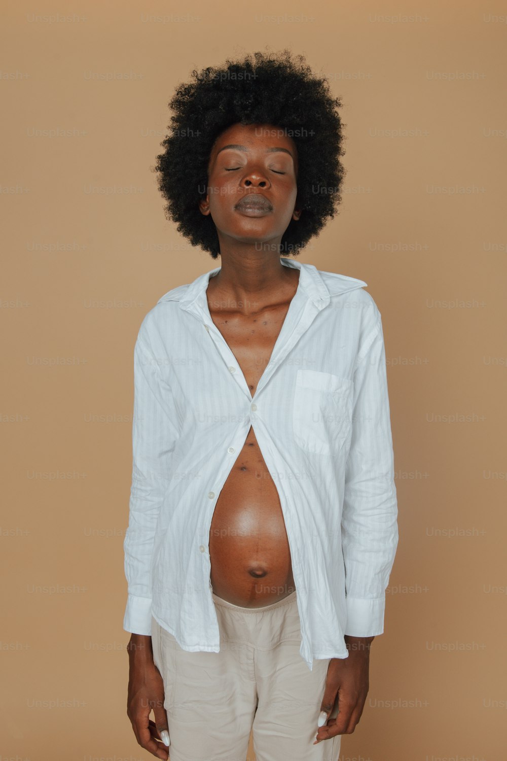 une femme enceinte avec le ventre exposé