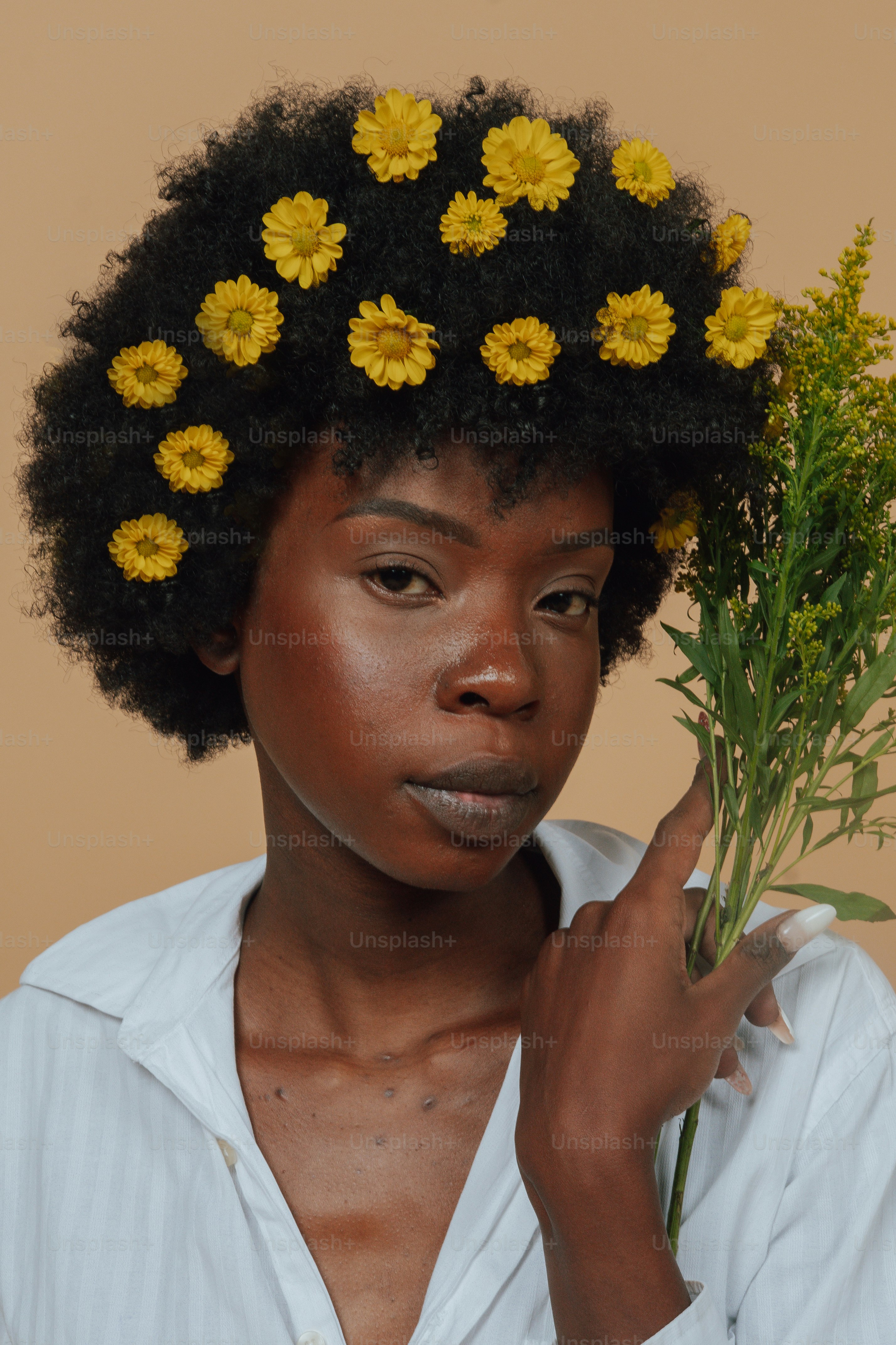 Eine Frau, die einen Blumenstrauß im Haar hält