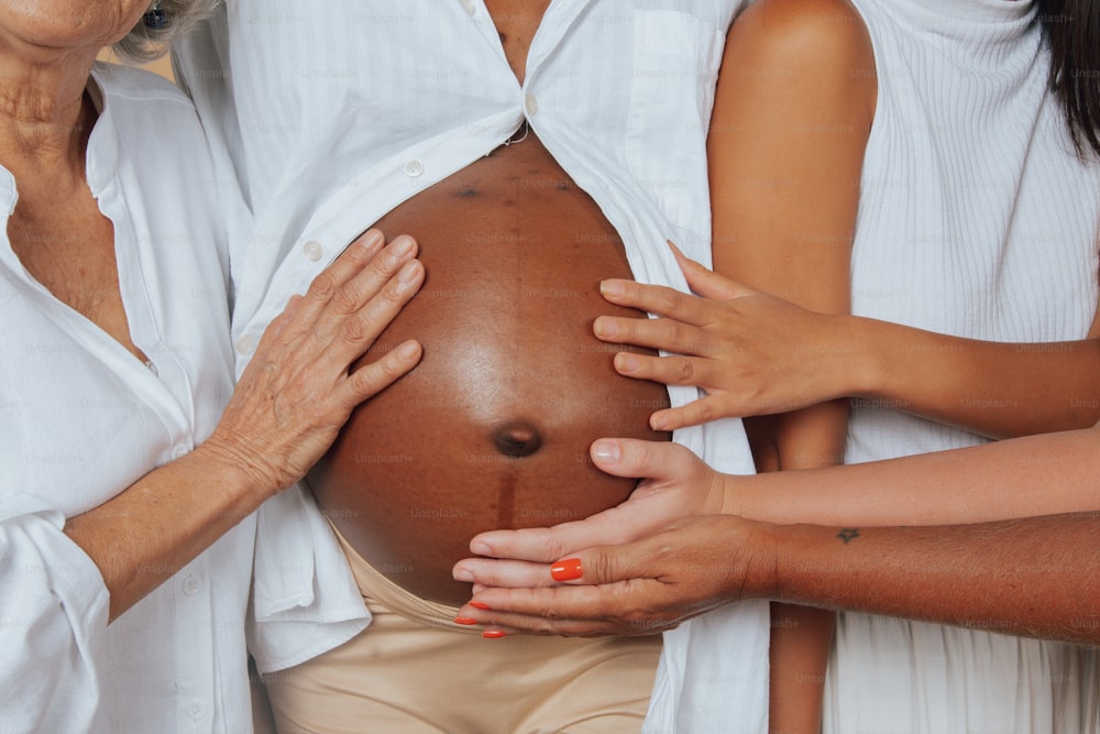 uma mulher grávida com as mãos na barriga