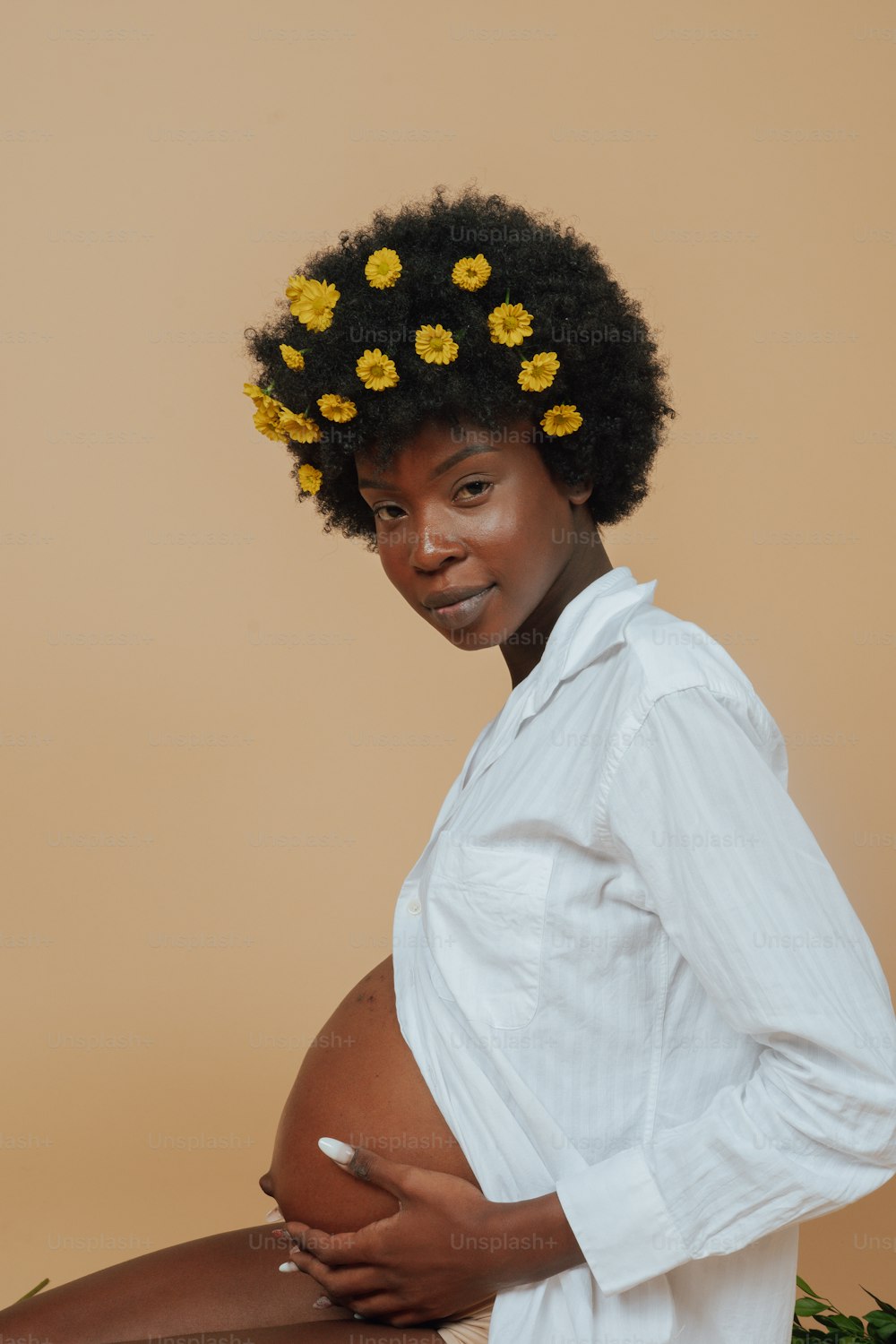 uma mulher grávida com uma flor no cabelo