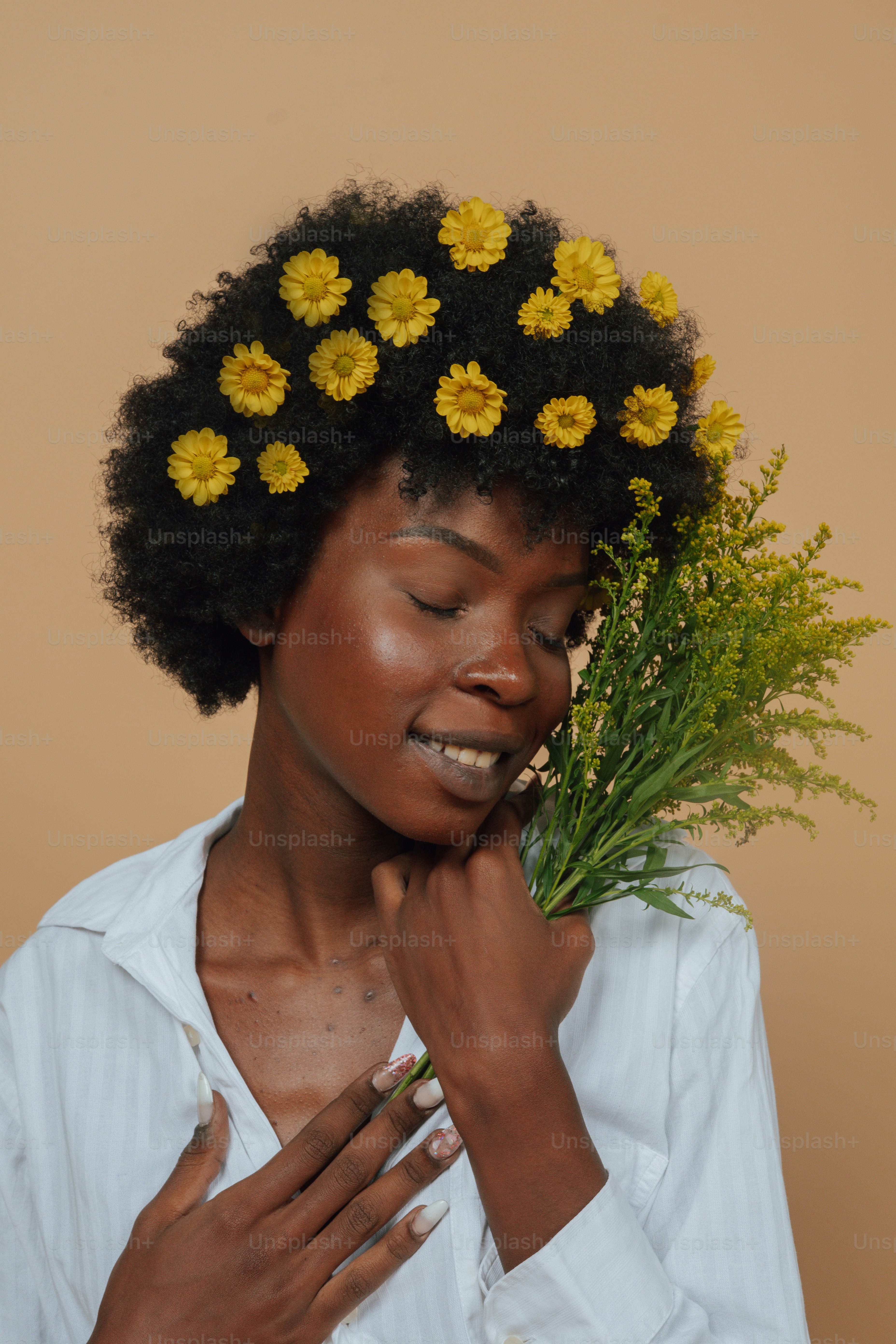 Eine Frau, die einen Blumenstrauß im Haar hält