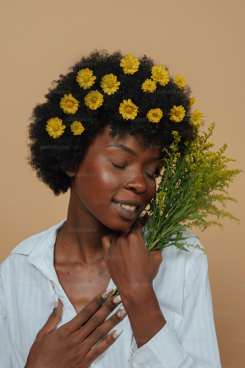 Una mujer sosteniendo un ramo de flores en su cabello