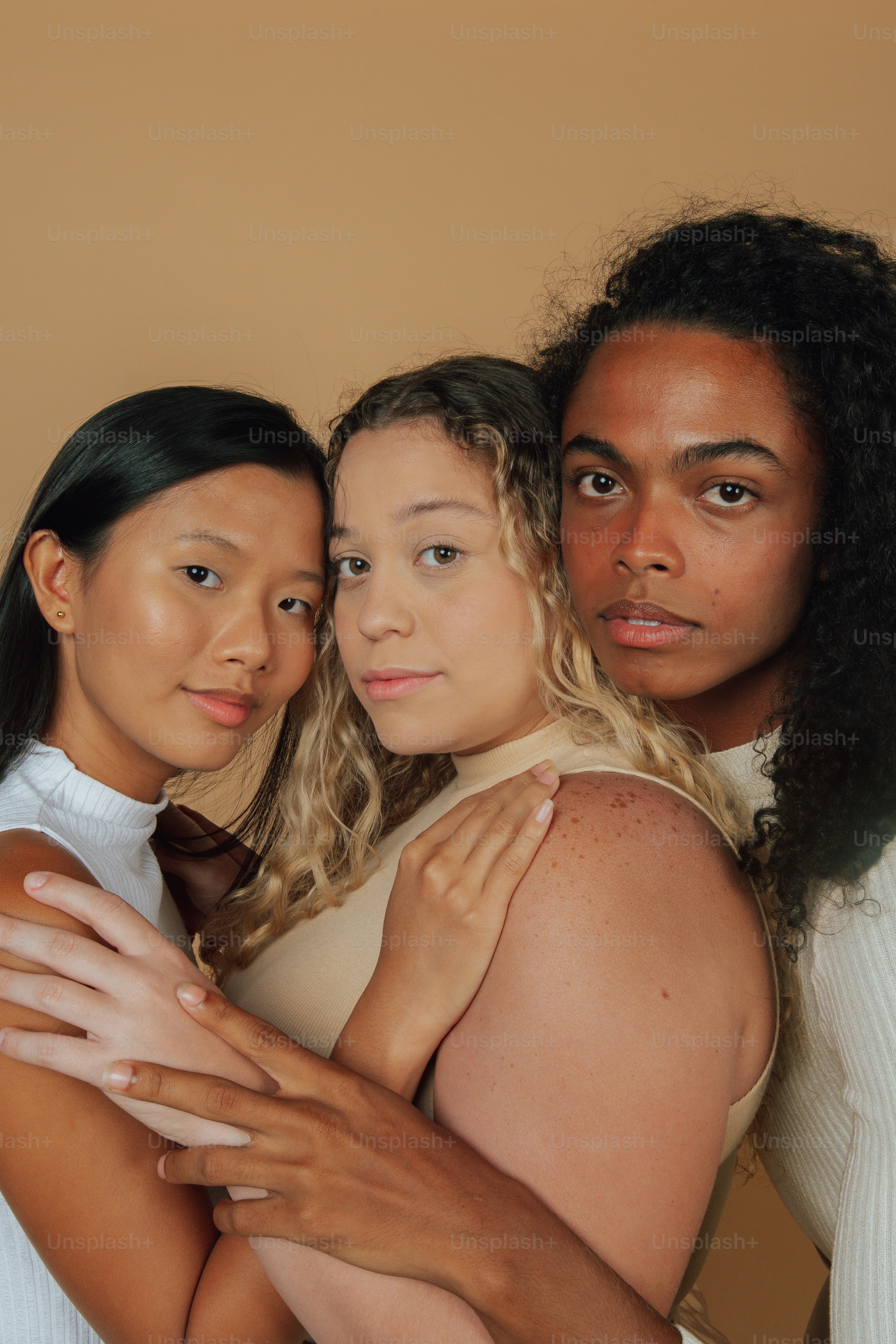 Drei Frauen umarmen sich auf einem Foto