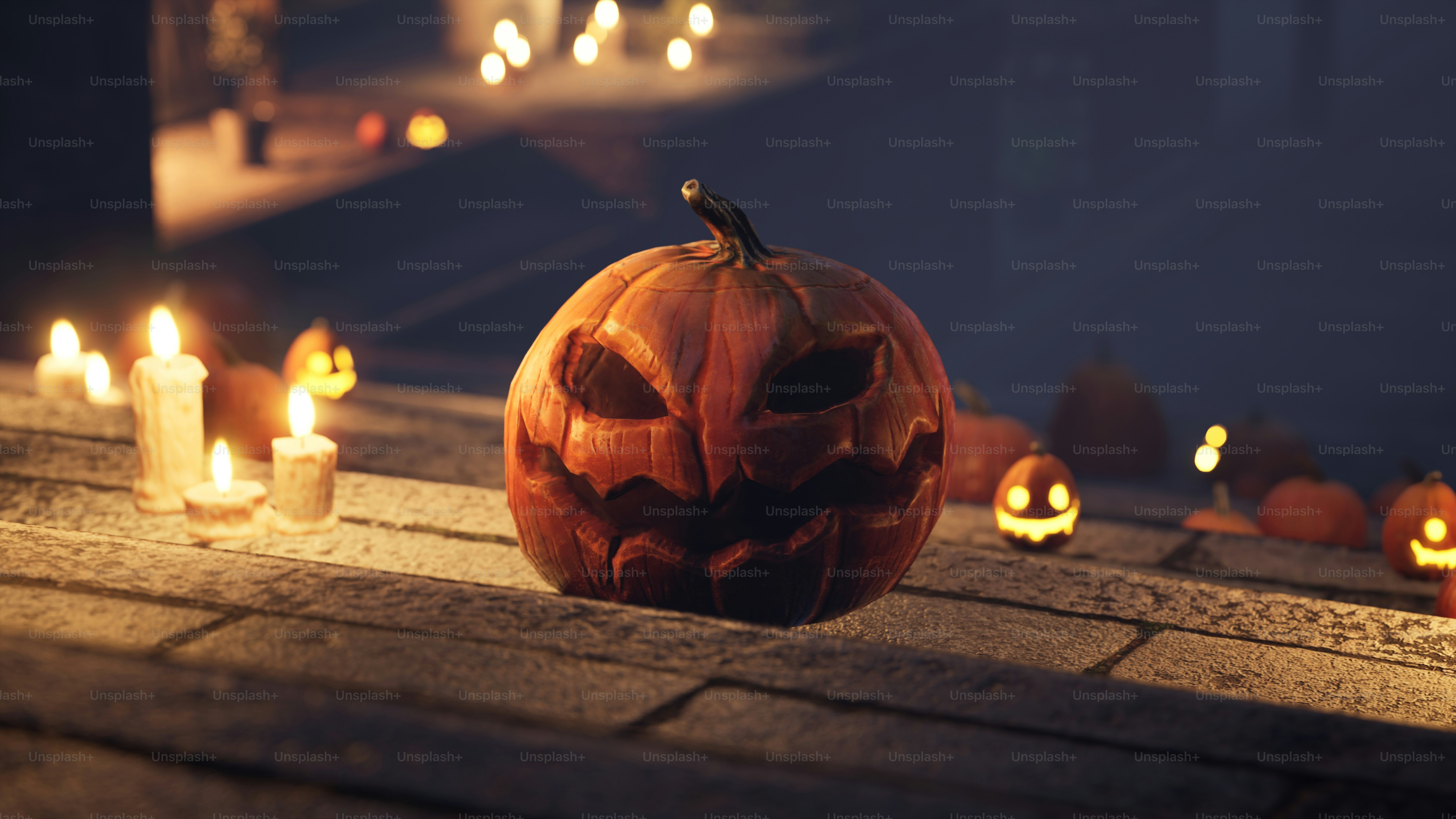 ein geschnitzter Kürbis, der auf einer Ziegelmauer sitzt