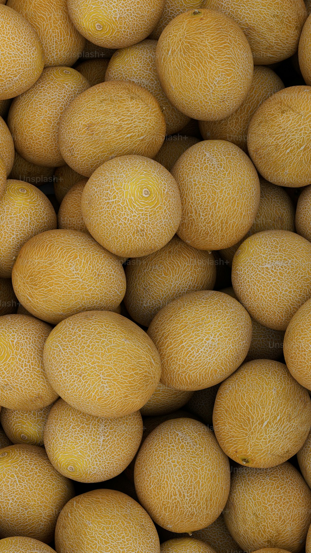 Un montón de fruta amarilla sentada una encima de la otra