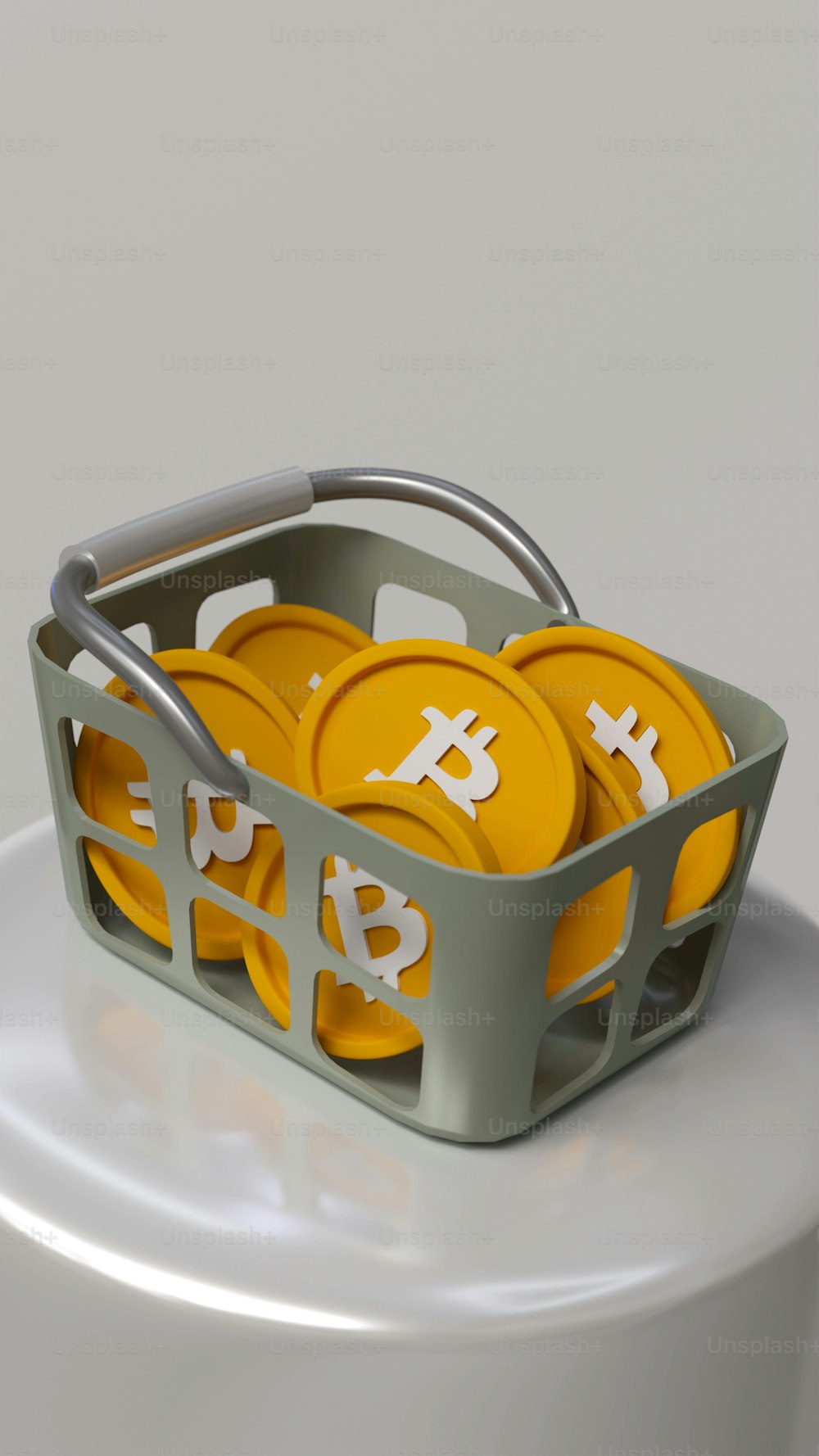 uma cesta cheia de bitcoins amarelos sentados em cima de uma mesa branca