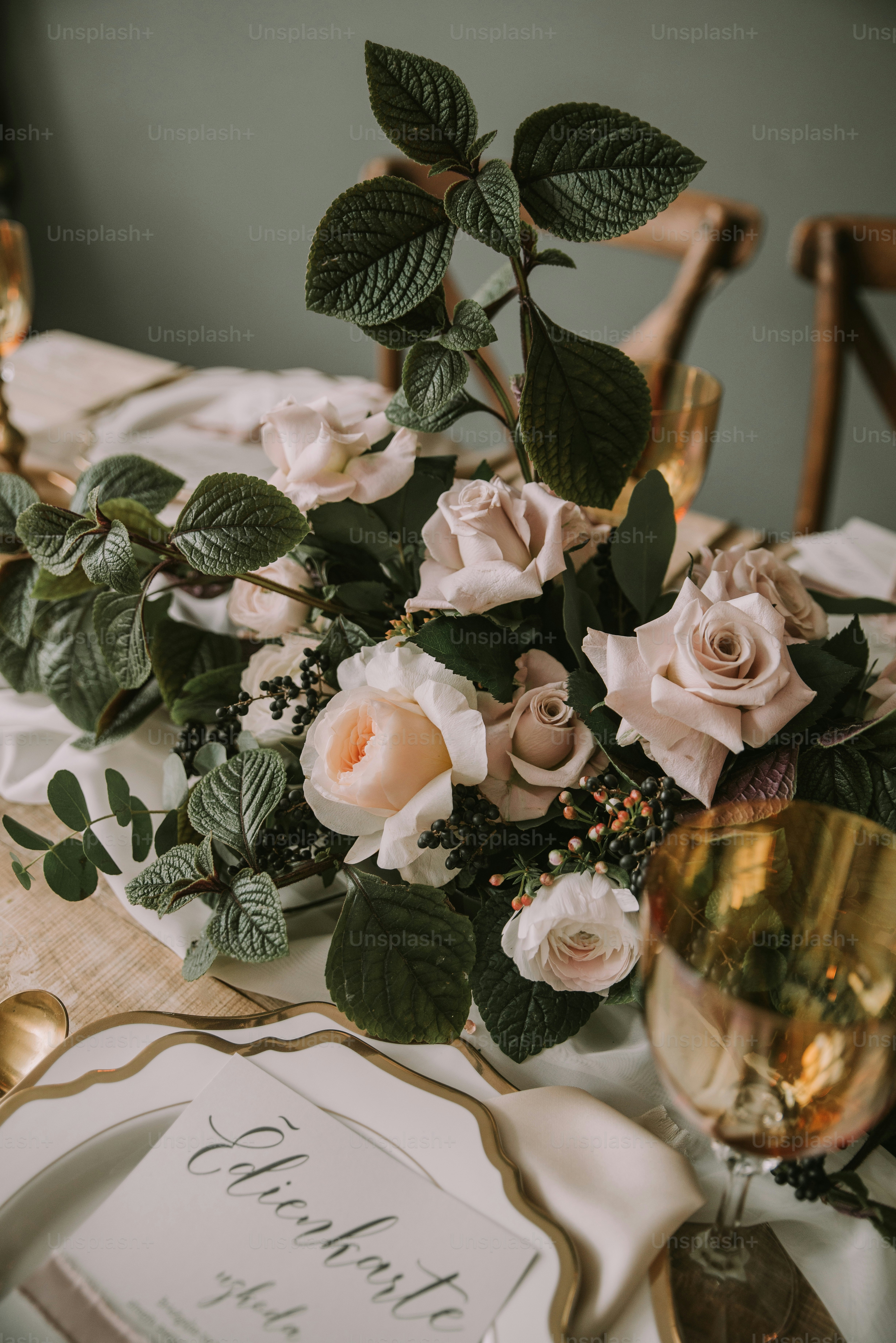 Dekorasi meja tamu dengan floral arrangement premium untuk pernikahan