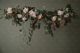 Un ramo de flores que están en una pared