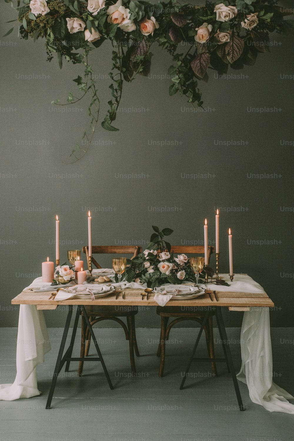 un tavolo con candele e fiori su di esso