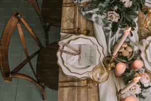 una mesa con platos, velas y flores