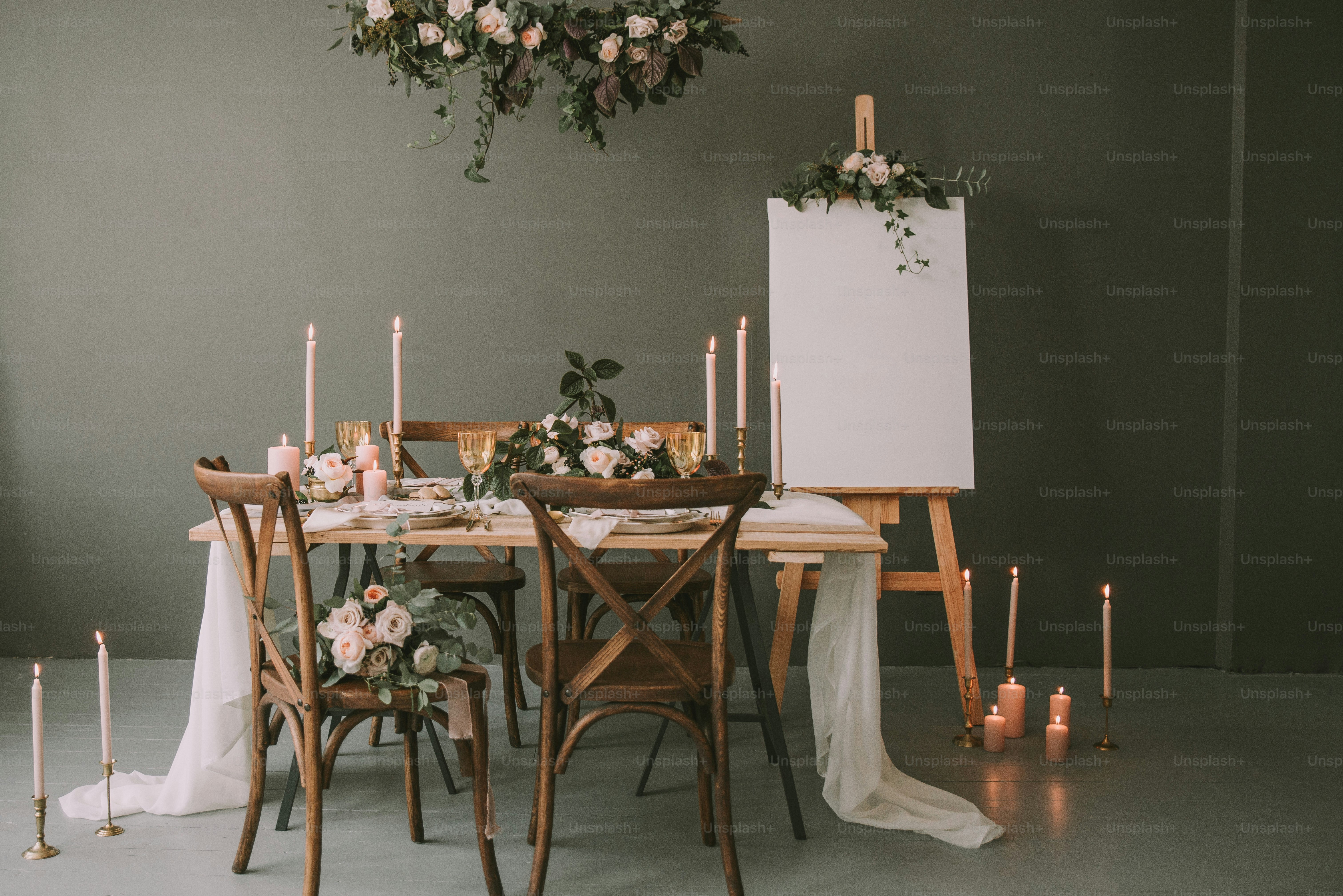 una mesa con velas y flores