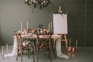una mesa con velas y flores