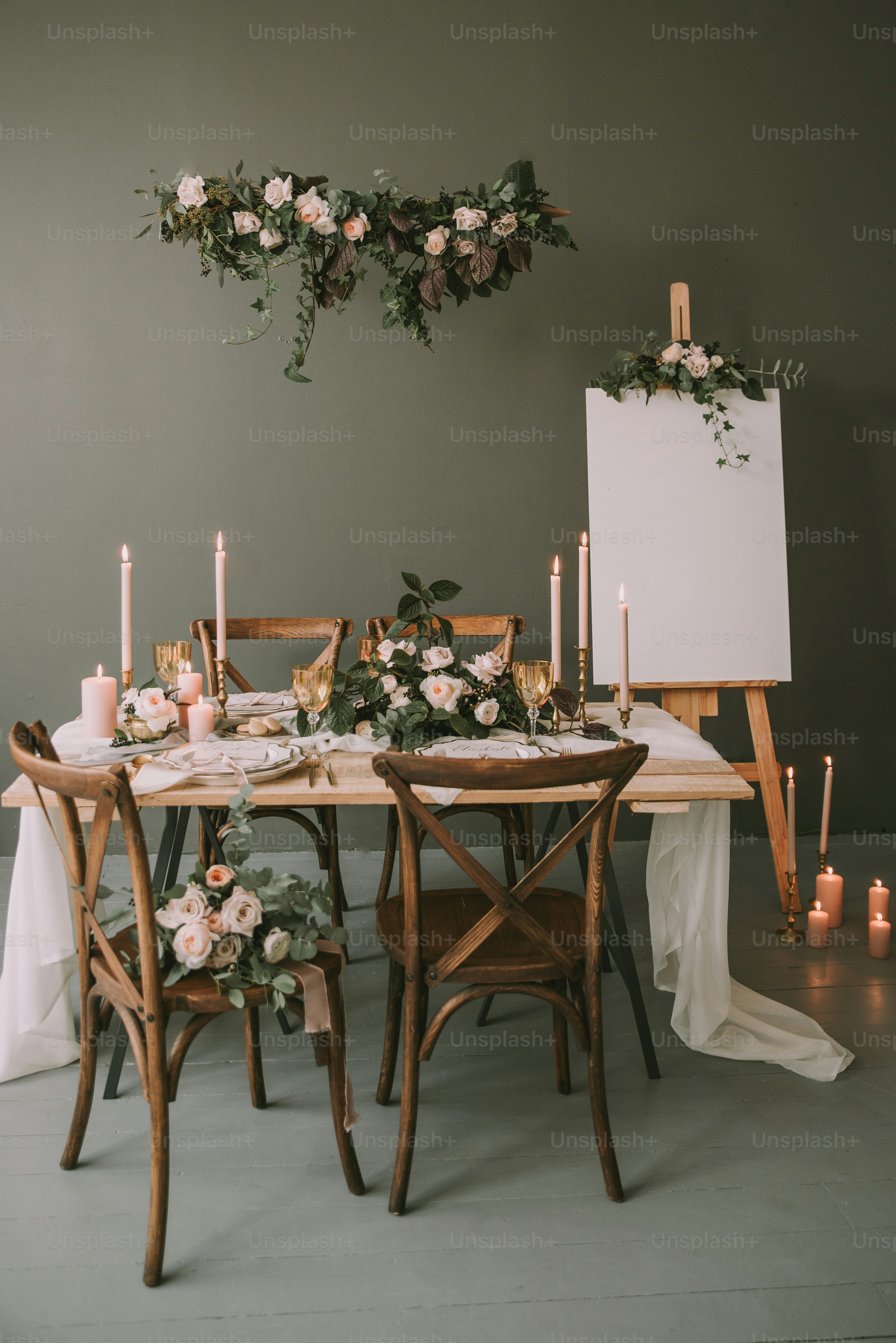 un tavolo con fiori e candele su di esso