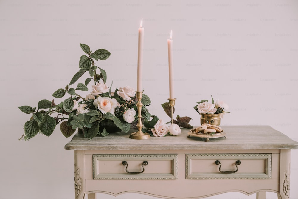 una mesa con flores y velas