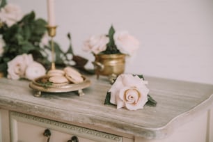 una mesa con flores y galletas