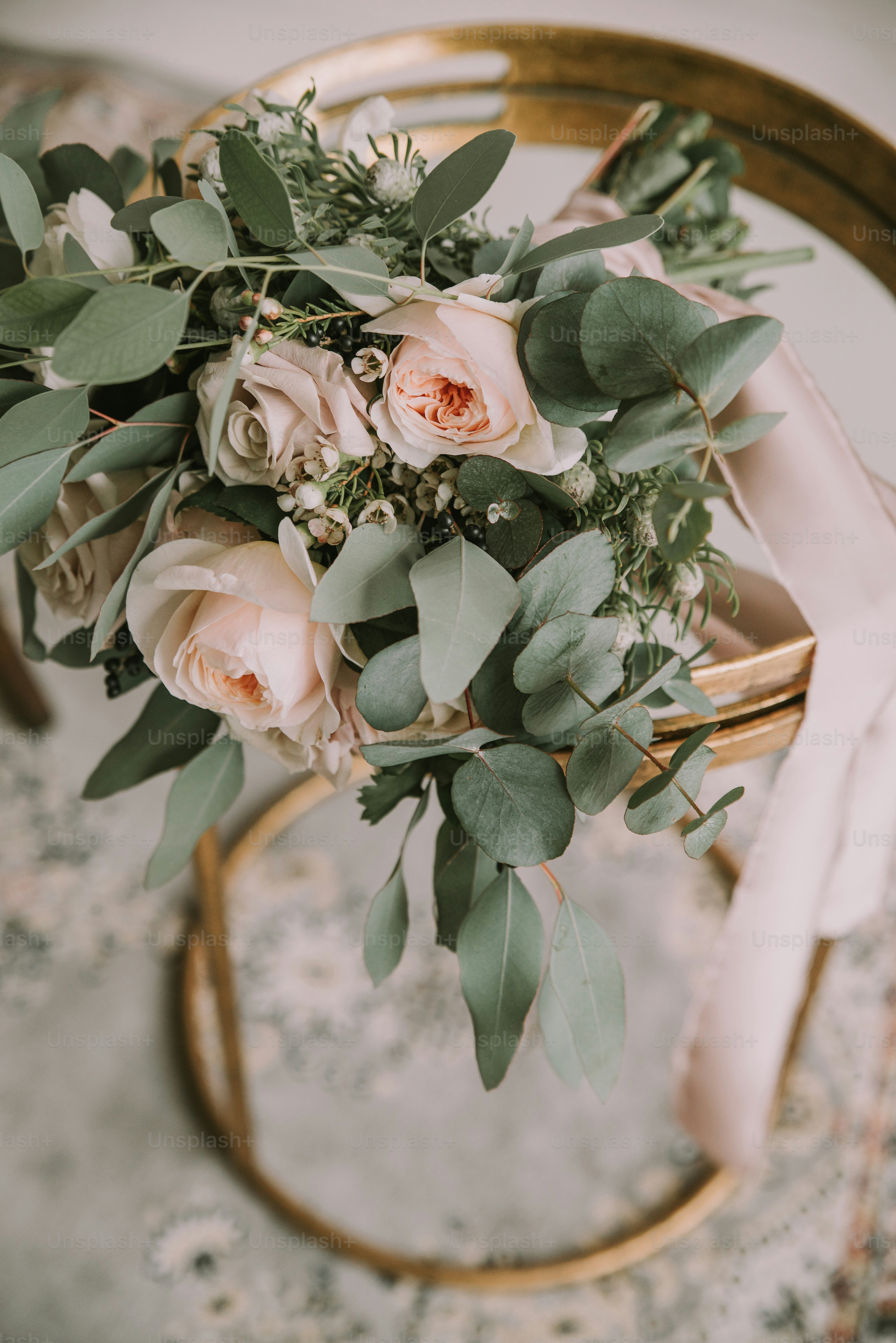 un mazzo di fiori seduto sopra un tavolo