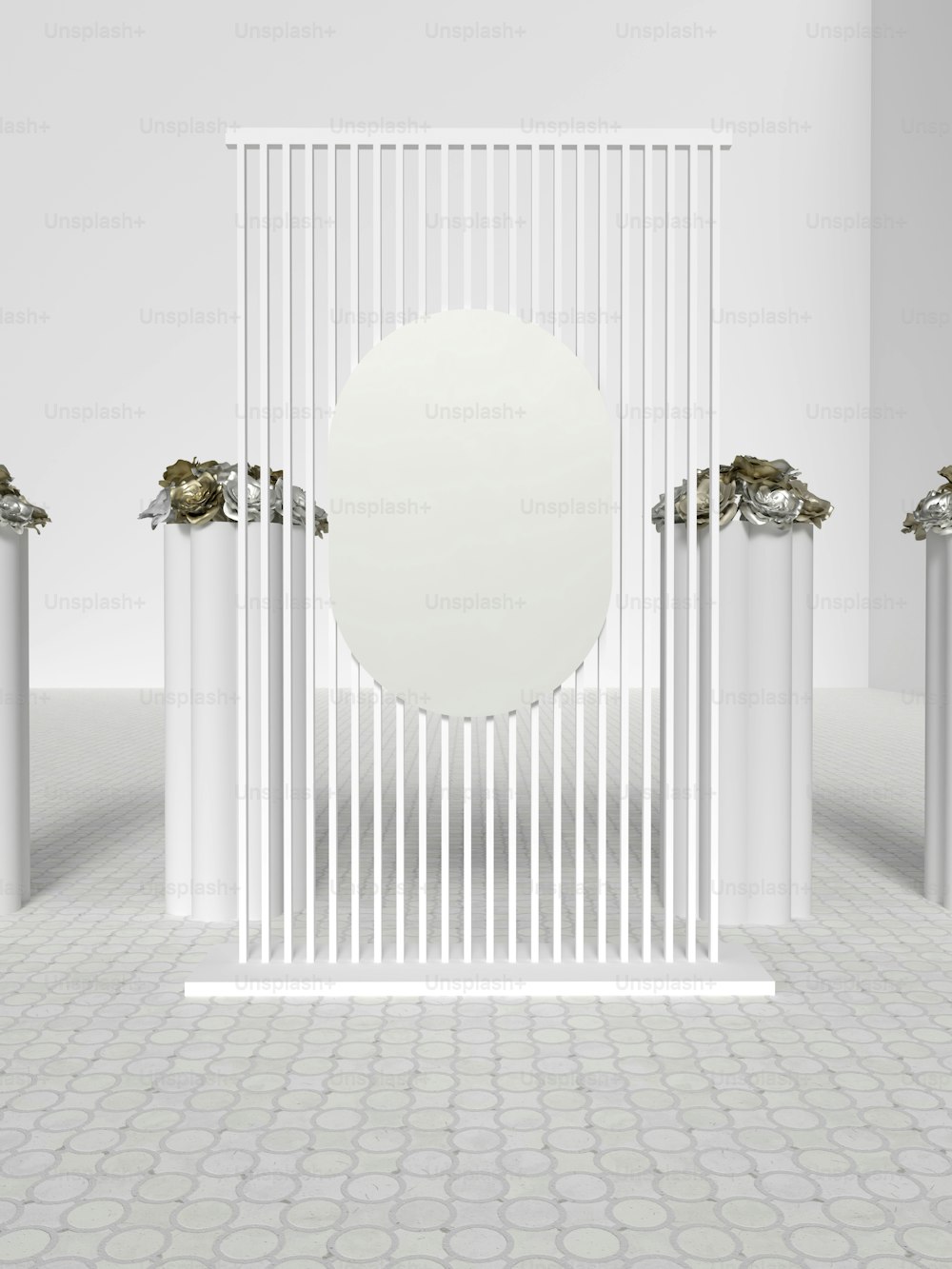 una stanza bianca con colonne e uno specchio
