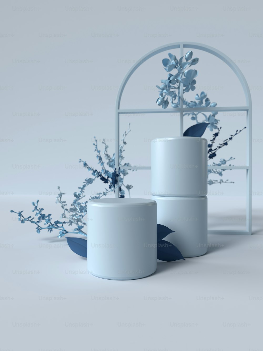um conjunto de três vasos brancos sentados um ao lado do outro
