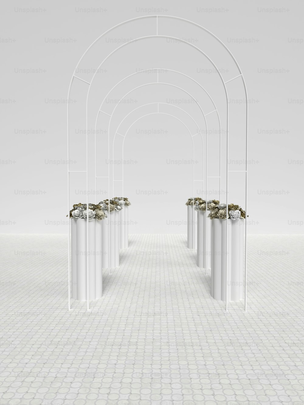 Una fila di pilastri bianchi seduti sopra un pavimento piastrellato