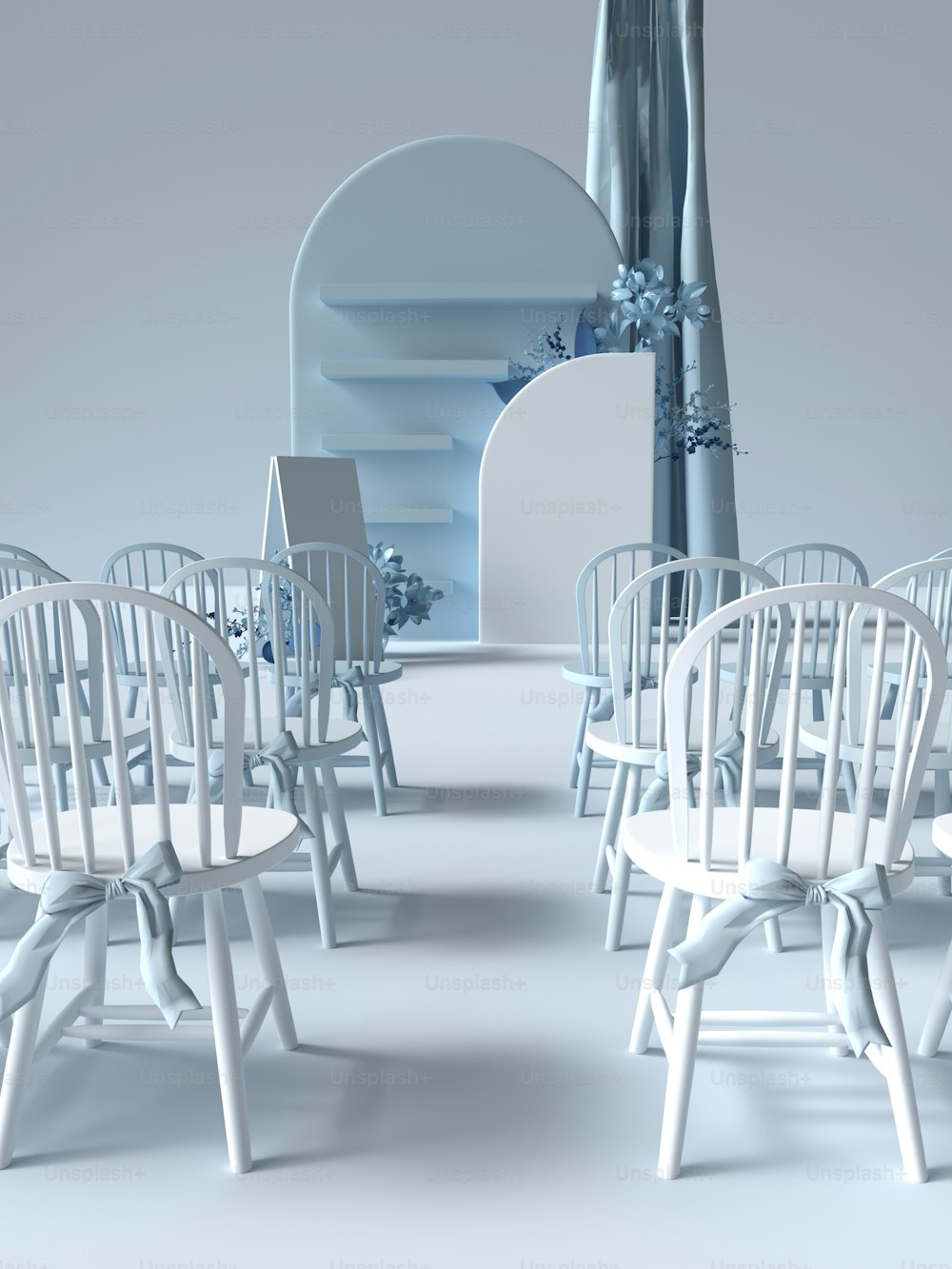 um conjunto de cadeiras brancas e uma mesa em uma sala