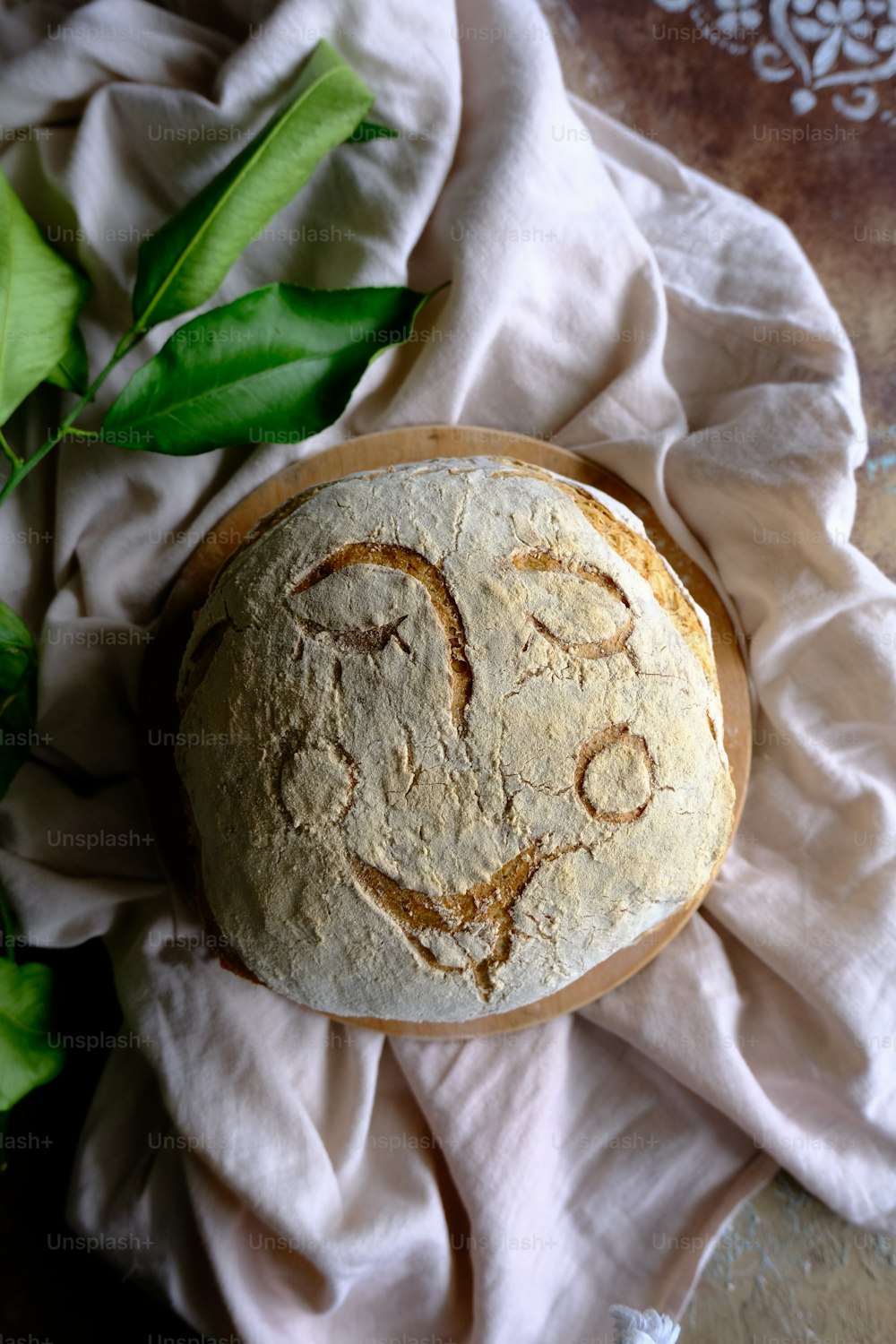 um pão sentado em cima de um pano